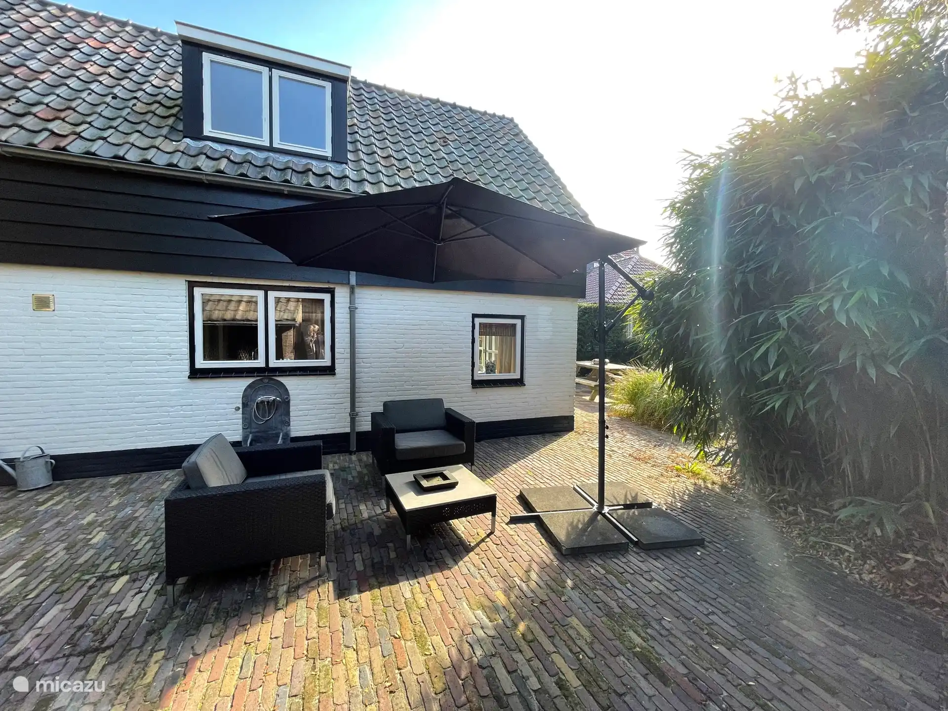 Großzügiger privater Garten mit mehreren Sitzbereichen