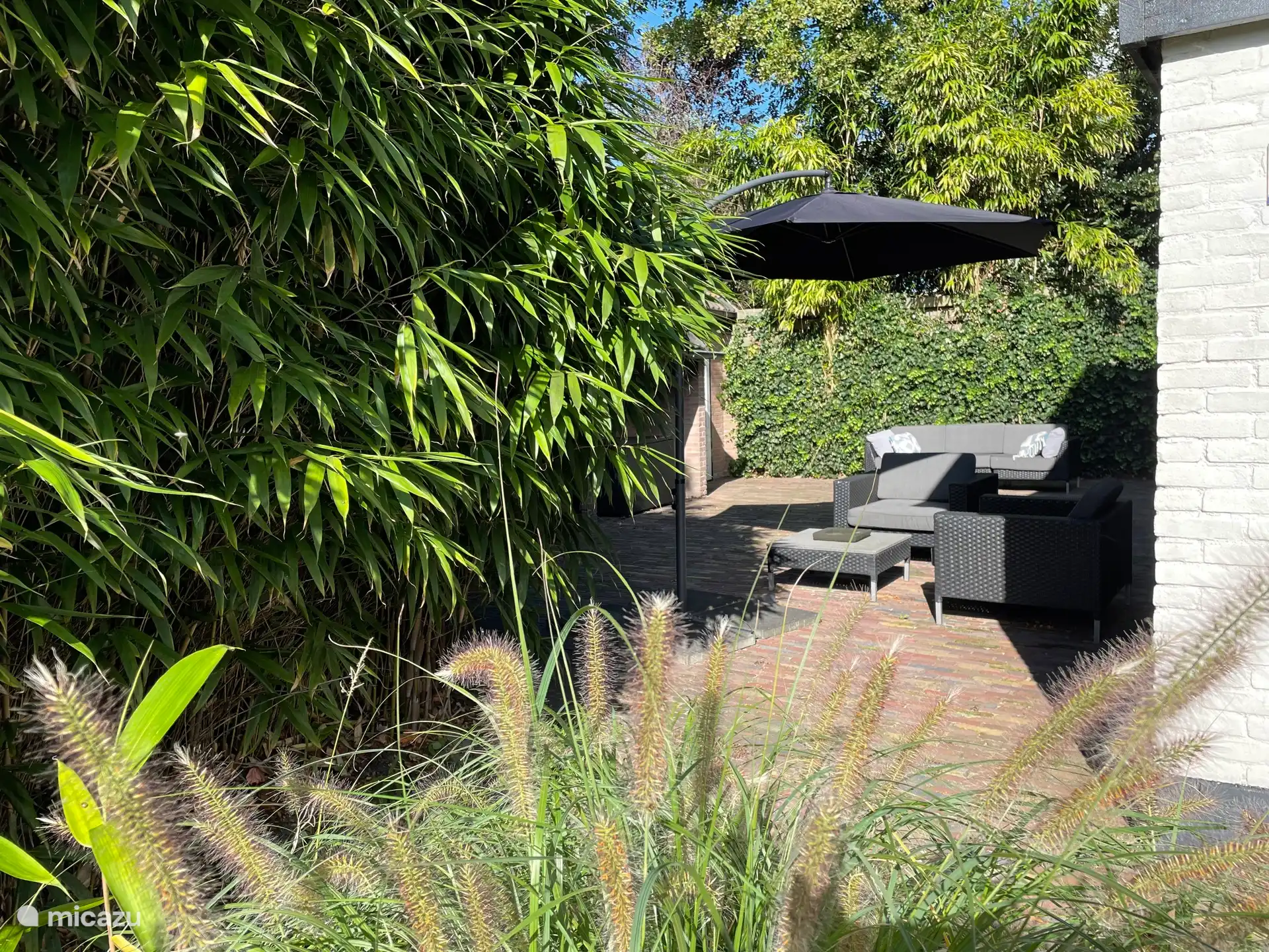 Großzügiger privater Garten mit mehreren Sitzbereichen