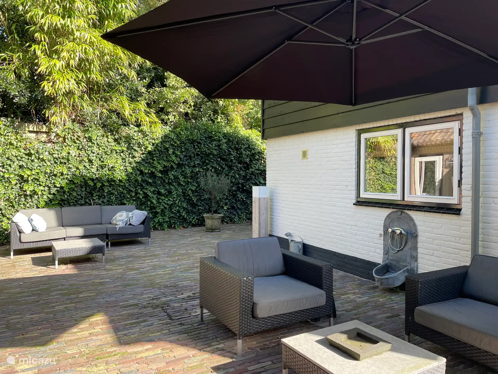 Großzügiger privater Garten mit mehreren Sitzbereichen