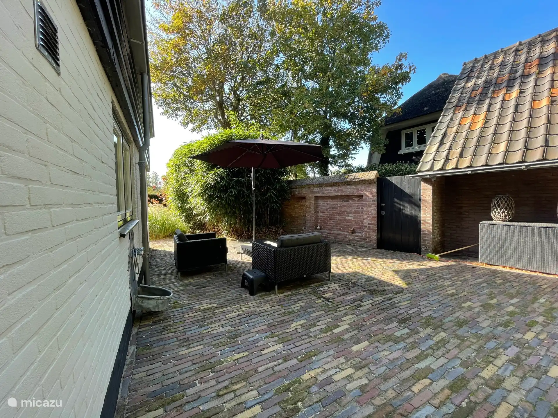 Großzügiger privater Garten mit mehreren Sitzbereichen