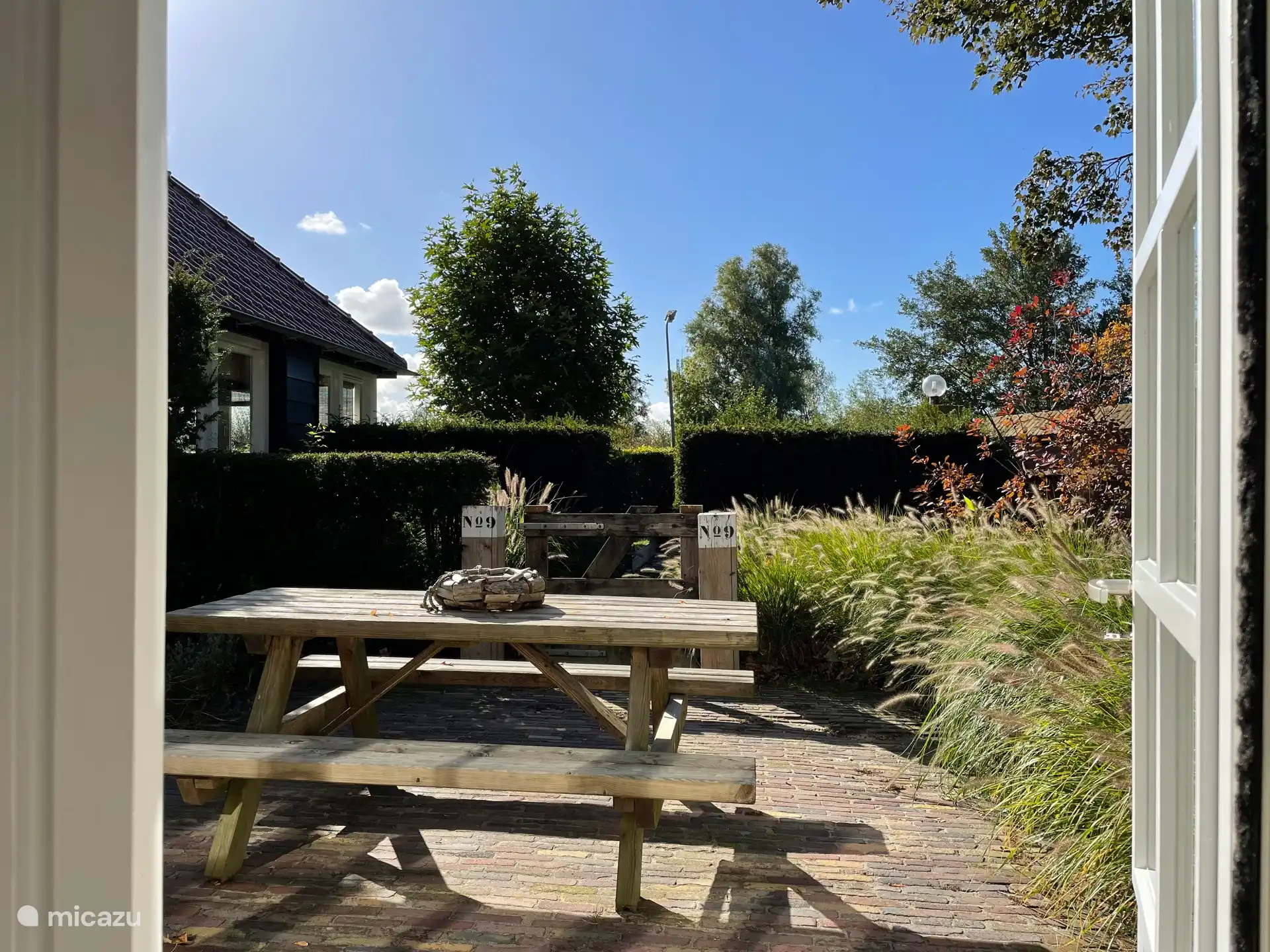 Großzügiger privater Garten mit mehreren Sitzbereichen