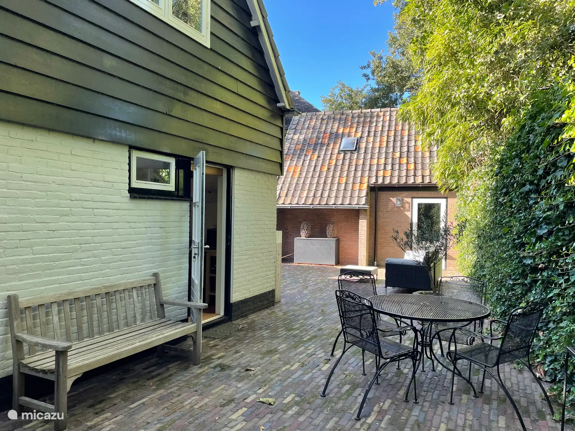 Großzügiger privater Garten mit mehreren Sitzbereichen