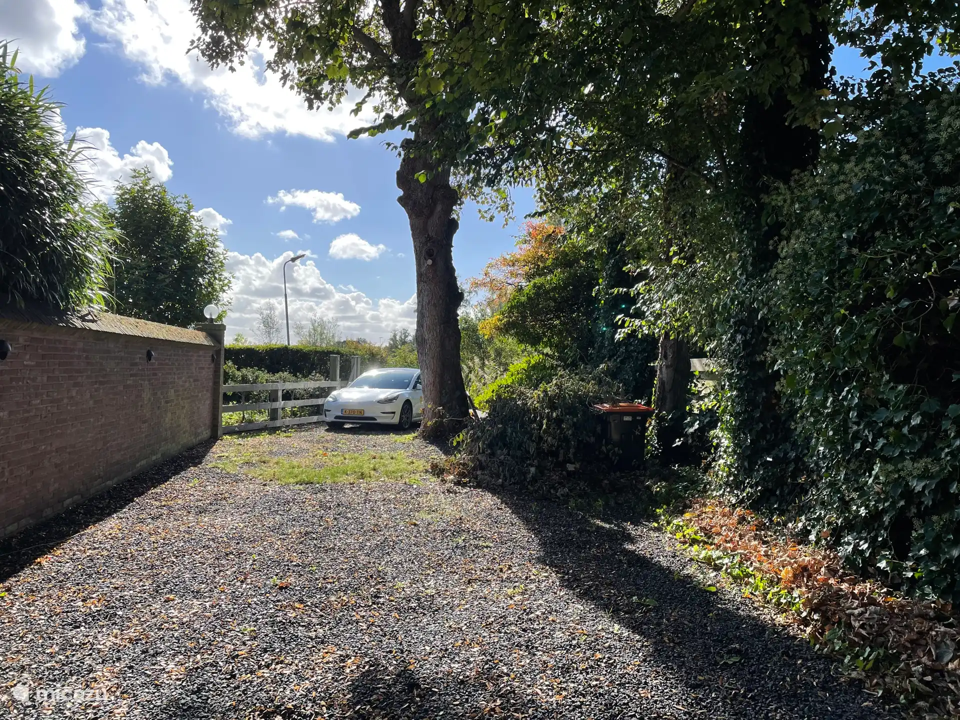 Großzügiger privater Garten mit mehreren Sitzbereichen