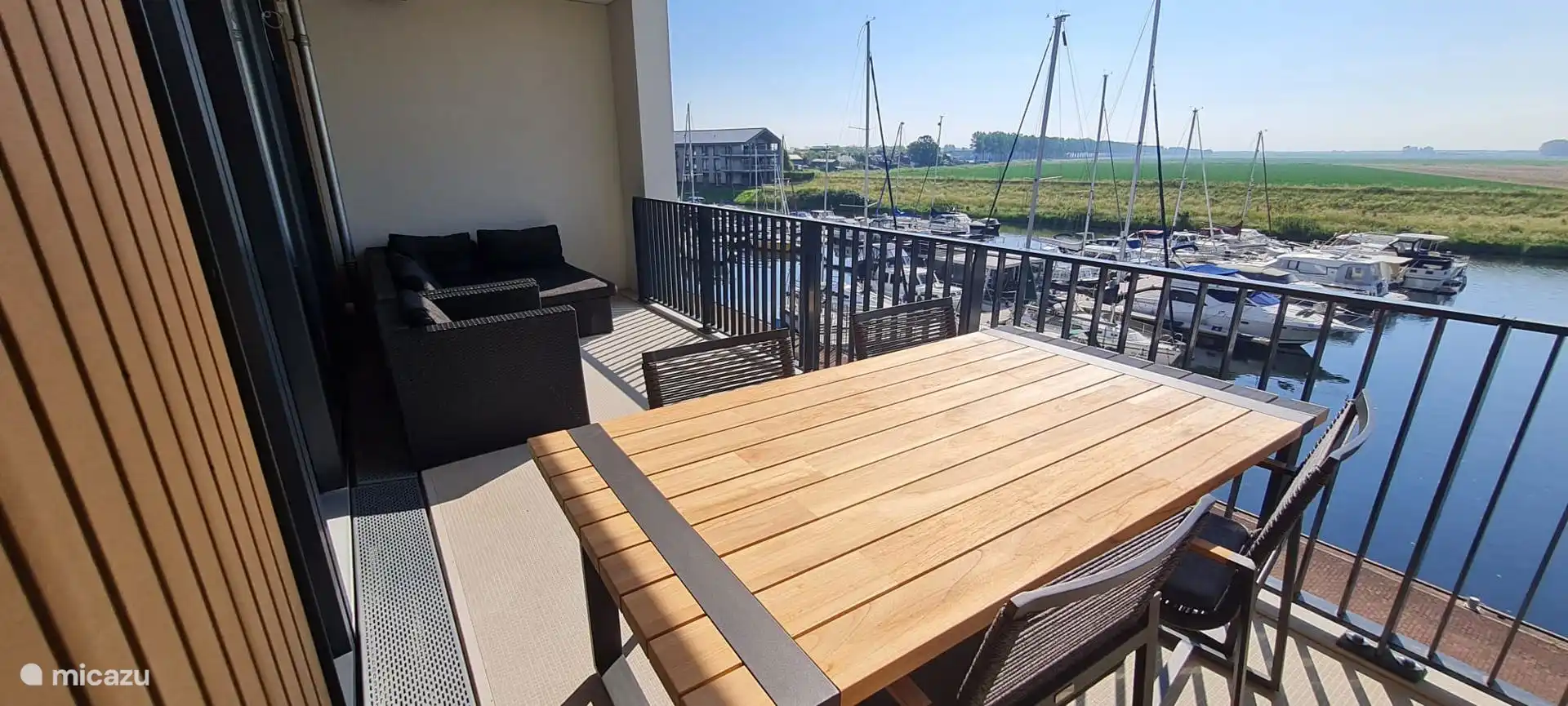 Balcon avec salon et table