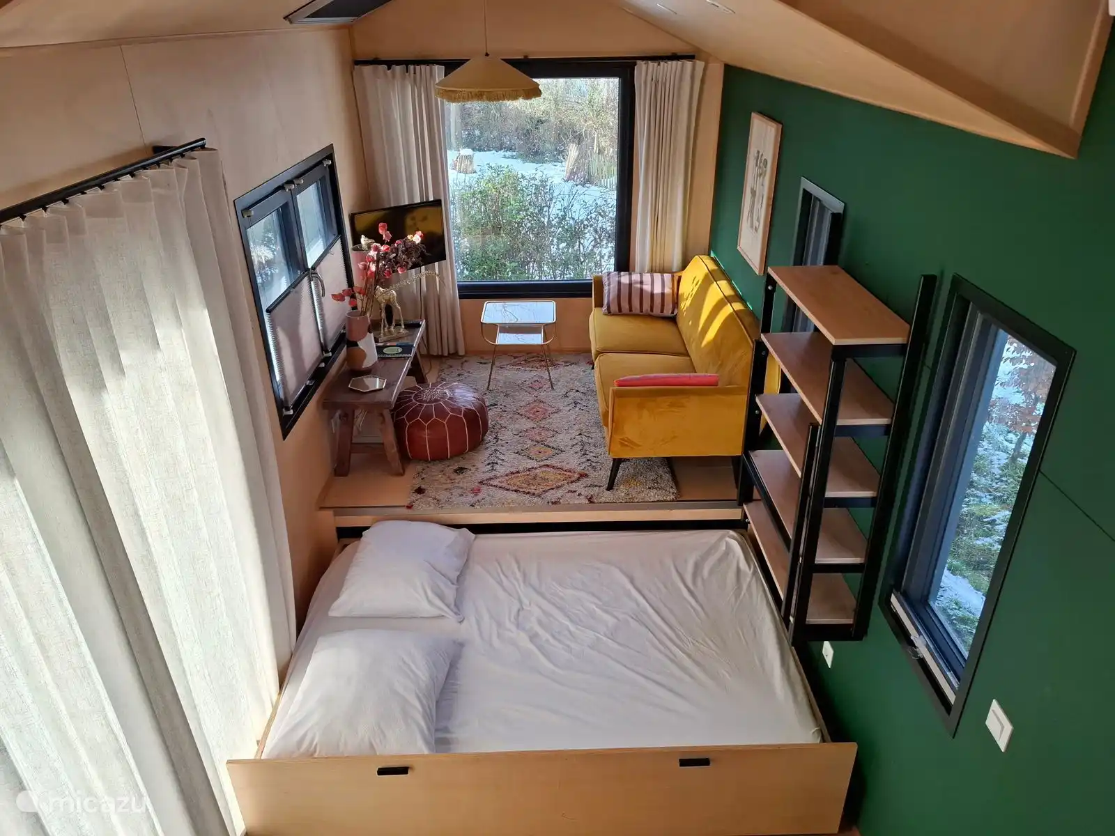 Bed in woonkamer