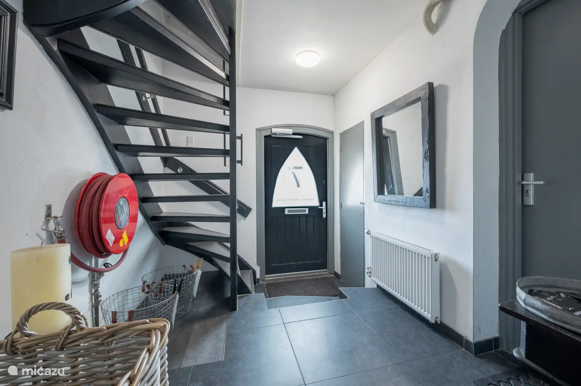 Allgemeine Halle - Zentrale Eingangstür