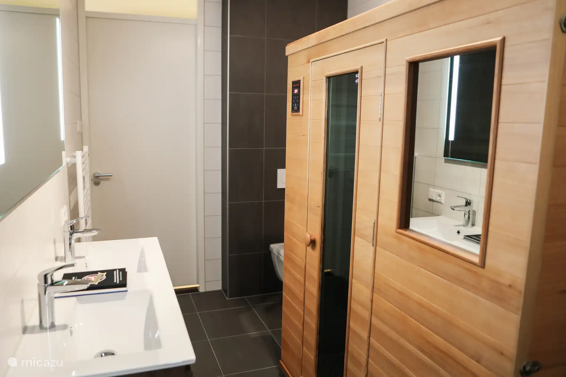 Sauna infrarouge dans la salle de bain