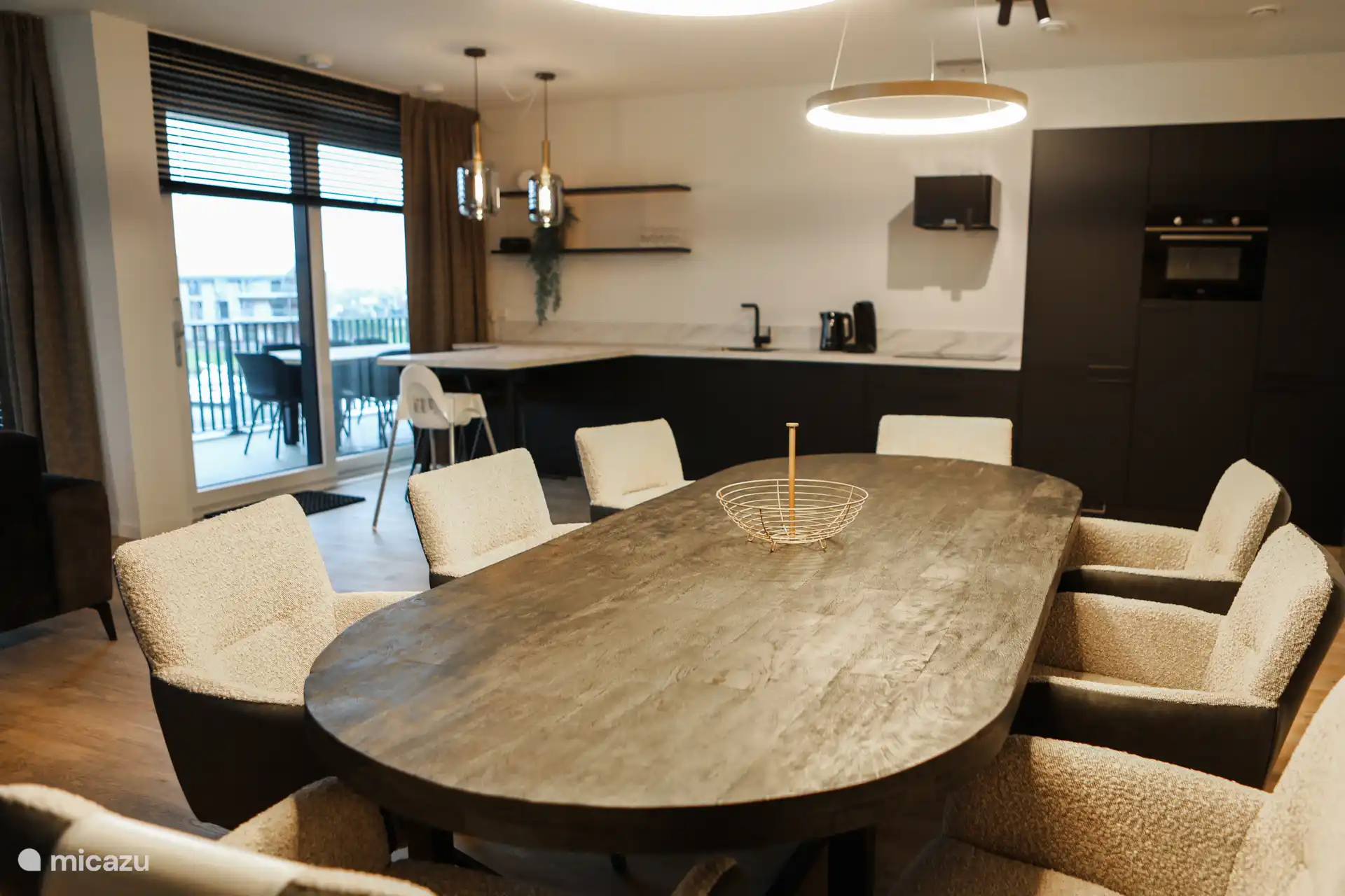 Salon, table à manger et cuisine