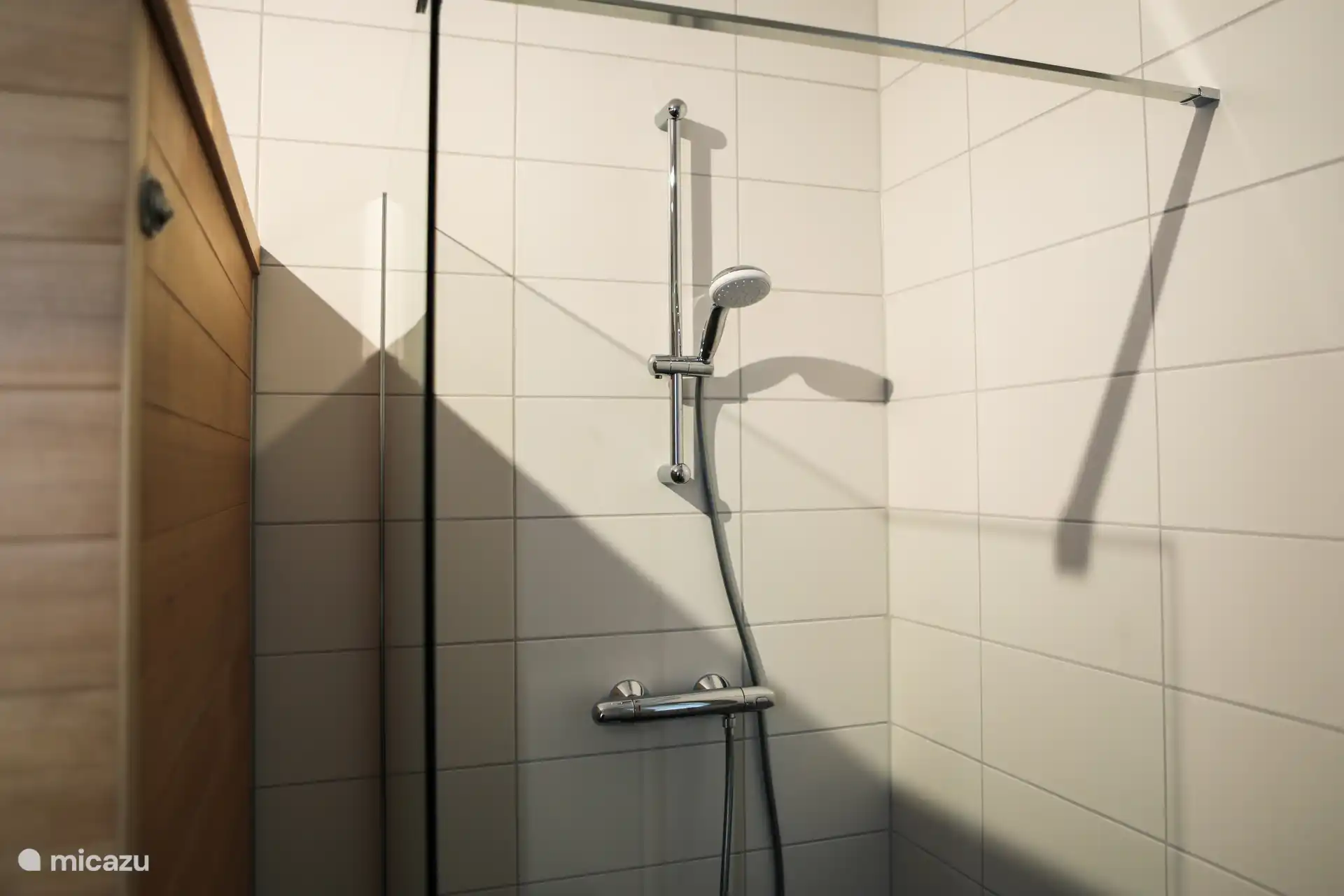 Douche dans la salle de bain près du sauna