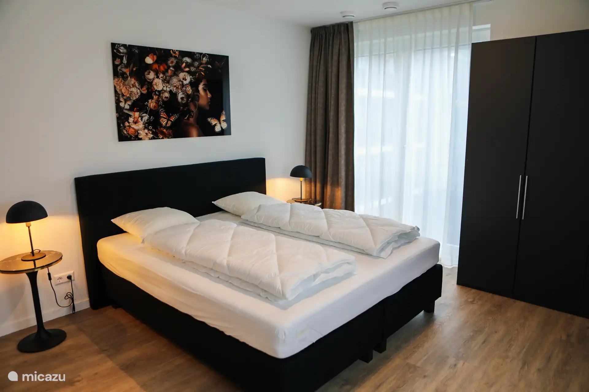 Lit double dans la chambre