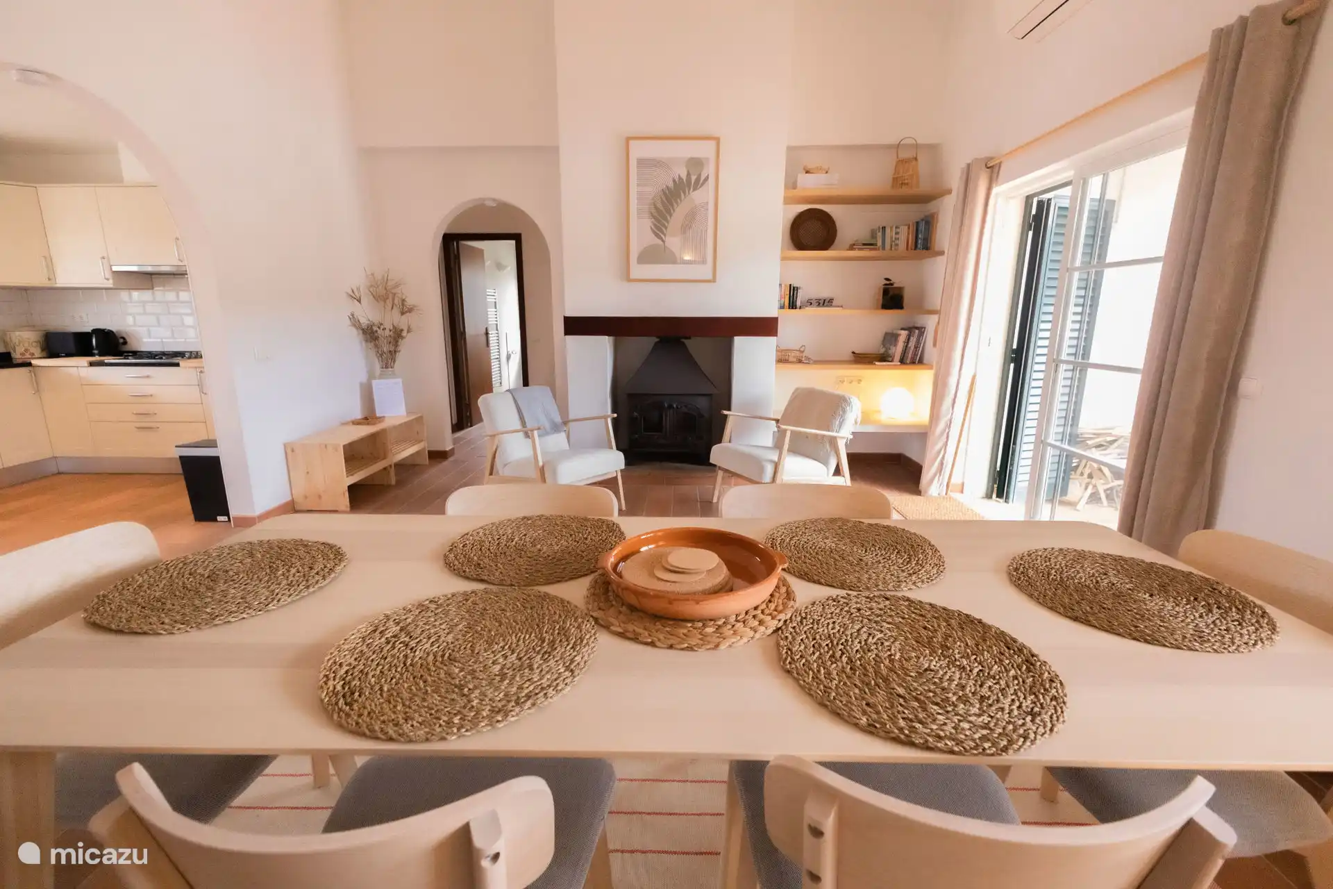 Living room with open connection to the kitchen