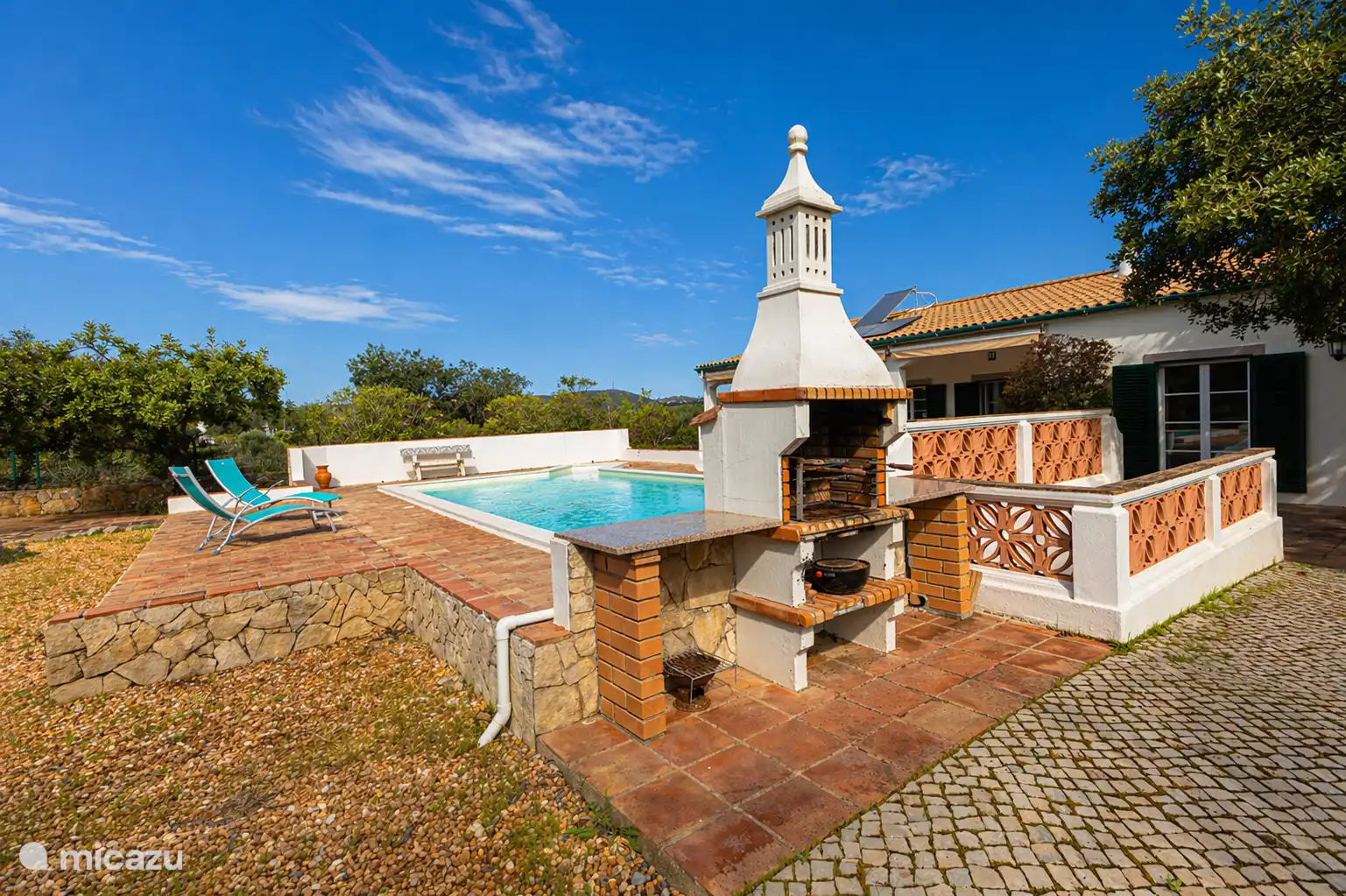 BBQ, swimming pool and sun loungers (4 pieces in total)!