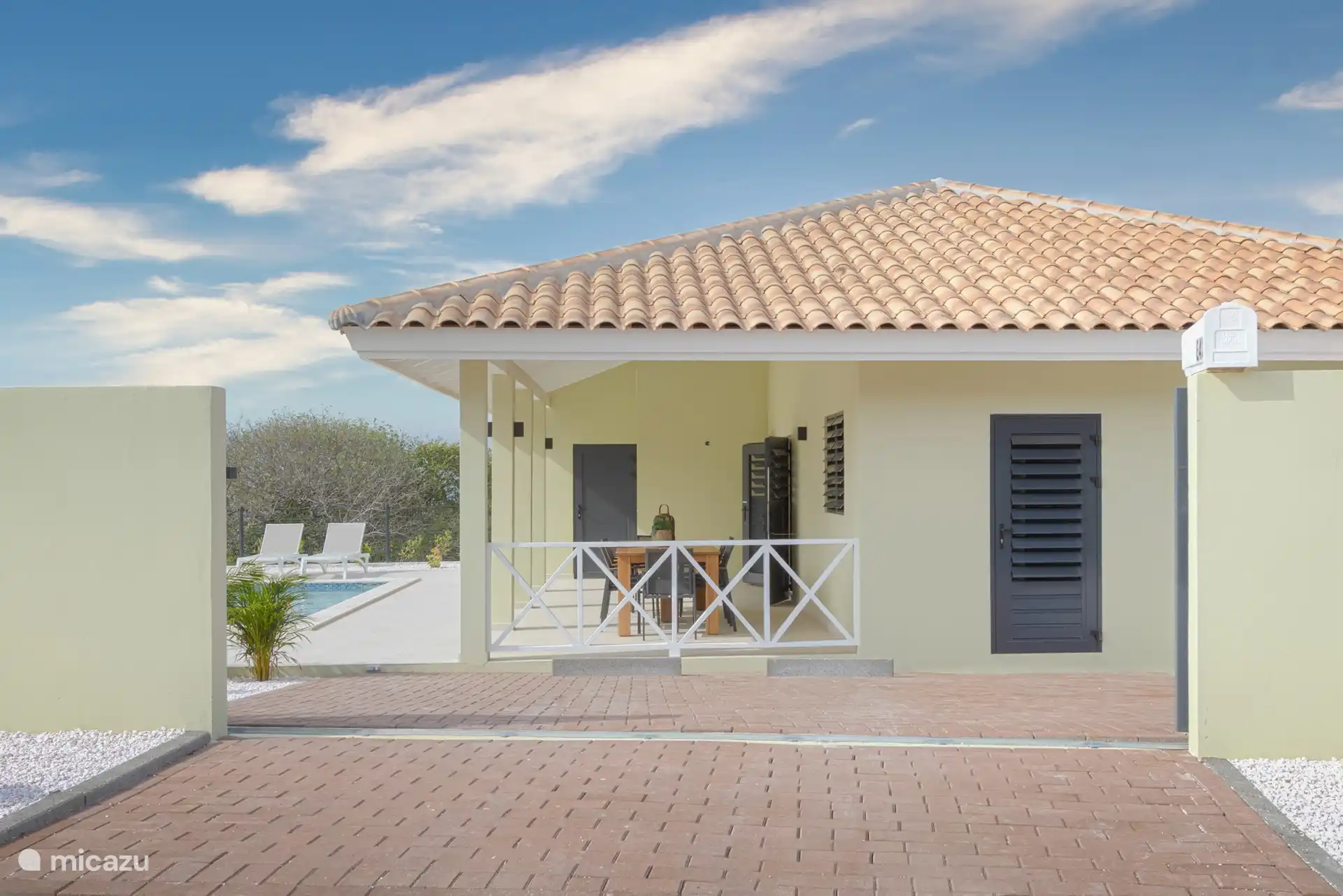 Entrée avec espace de stationnement spacieux