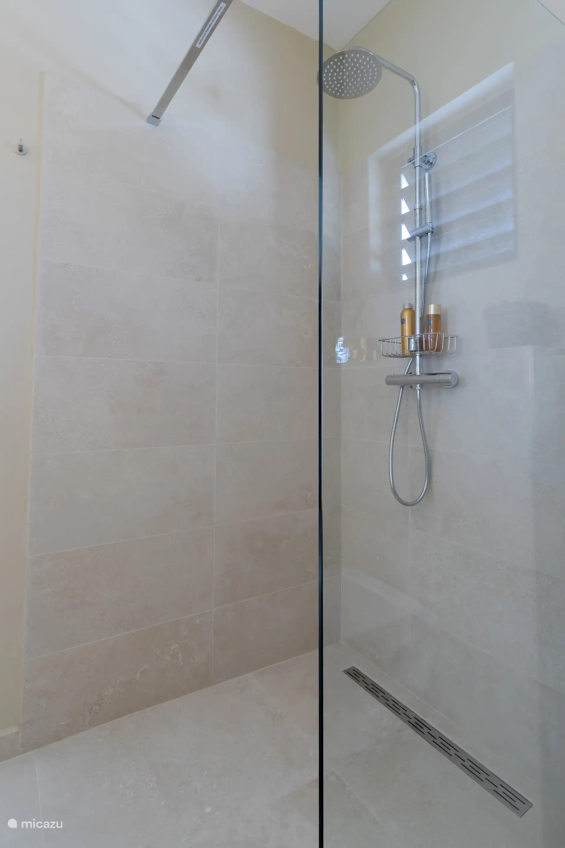 Douche spacieuse avec douche de pluie et robinet thermostatique