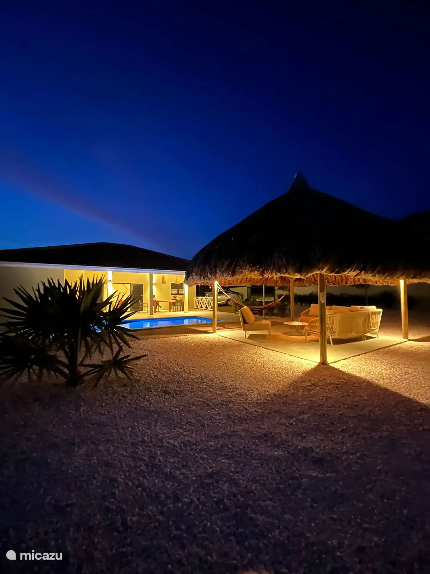 Le jardin est magnifiquement éclairé la nuit