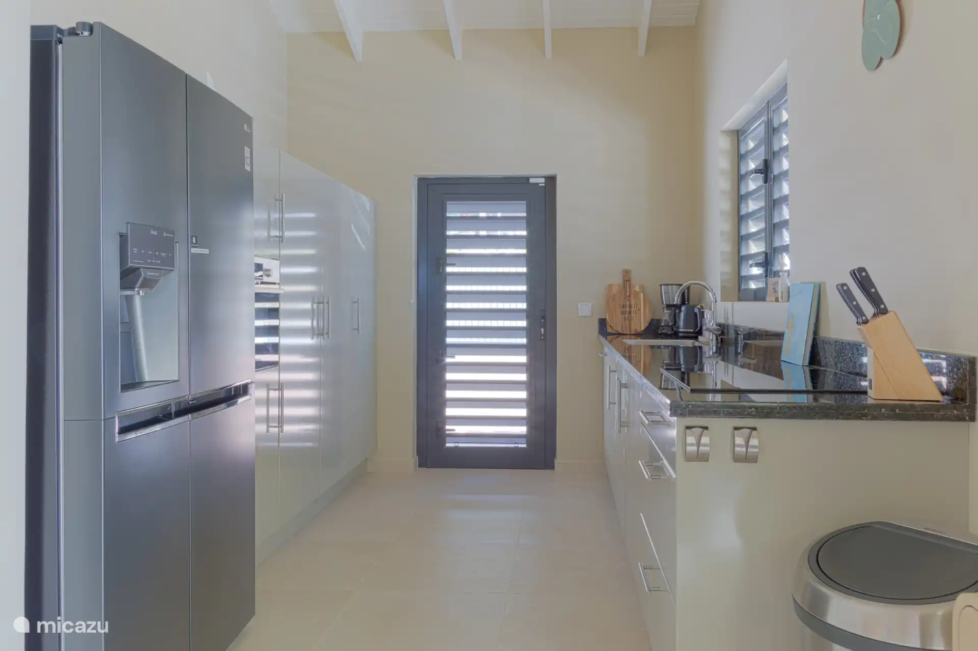 Belle cuisine lumineuse et ouverte avec beaucoup d’espace pour les placards