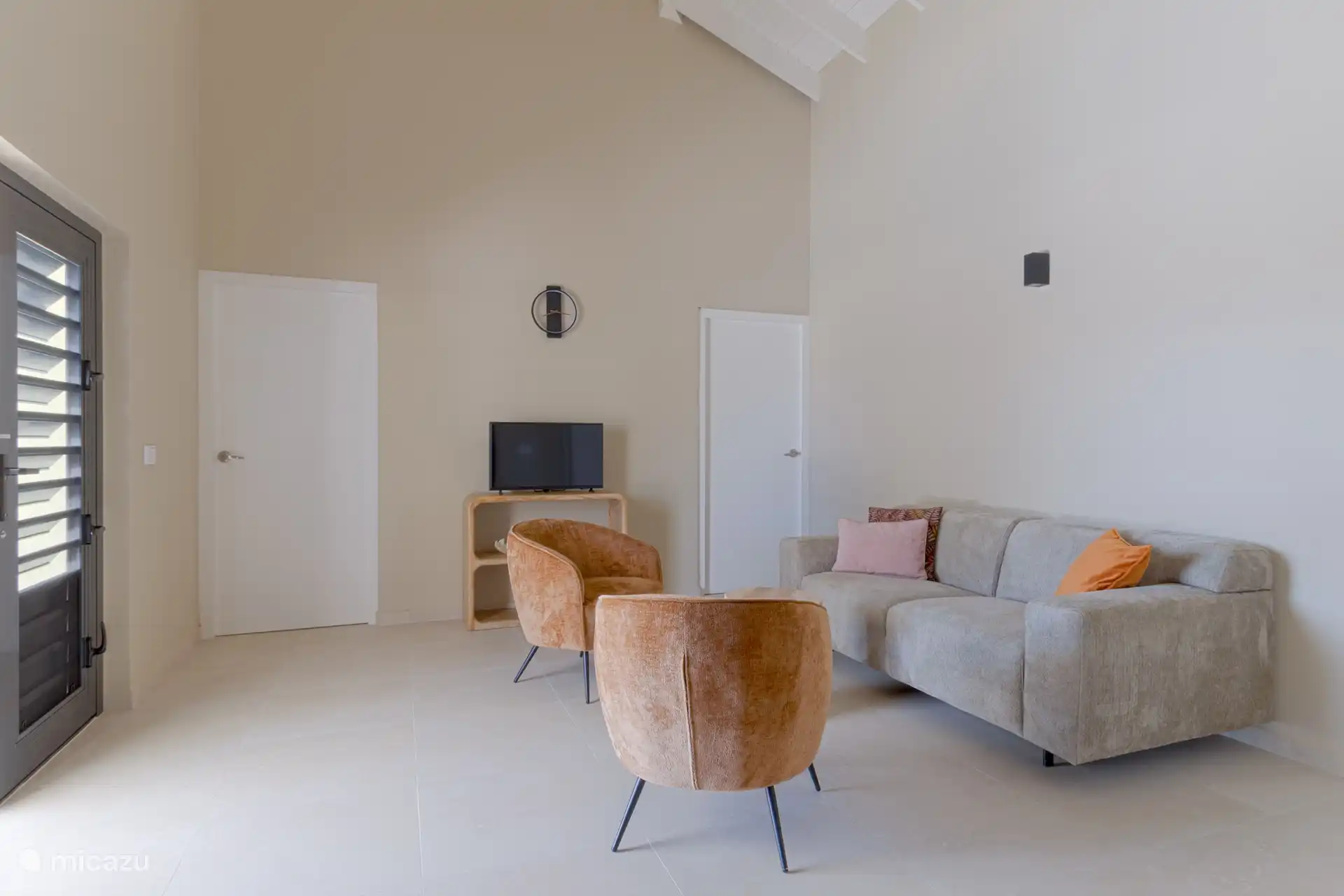 Salon spacieux avec des meubles confortables.