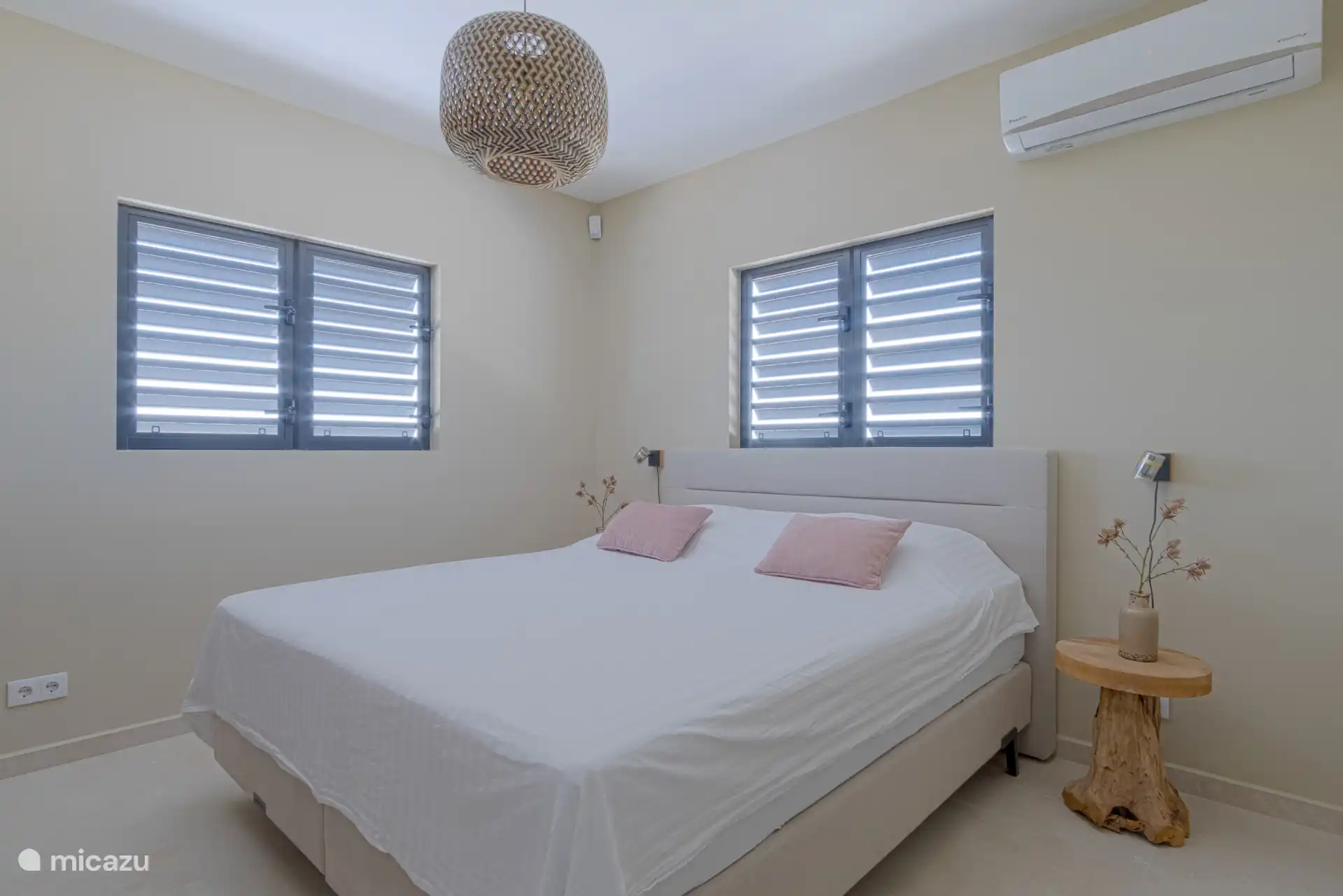 L’une des trois chambres spacieuses, équipée d’un lit double de 180x210 cm avec un sommet de plafond. 