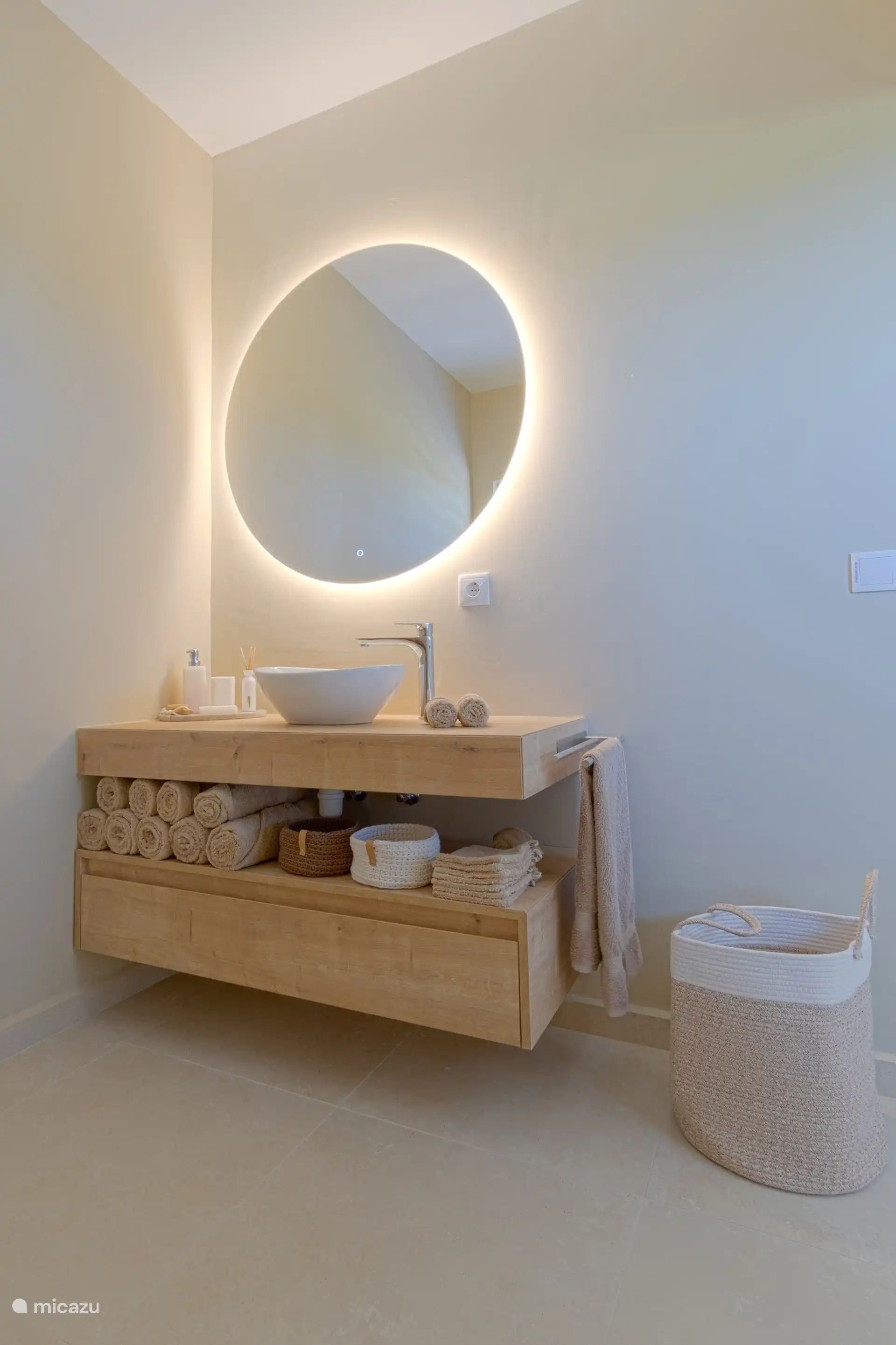 Magnifiques meubles muraux avec un grand miroir illuminé