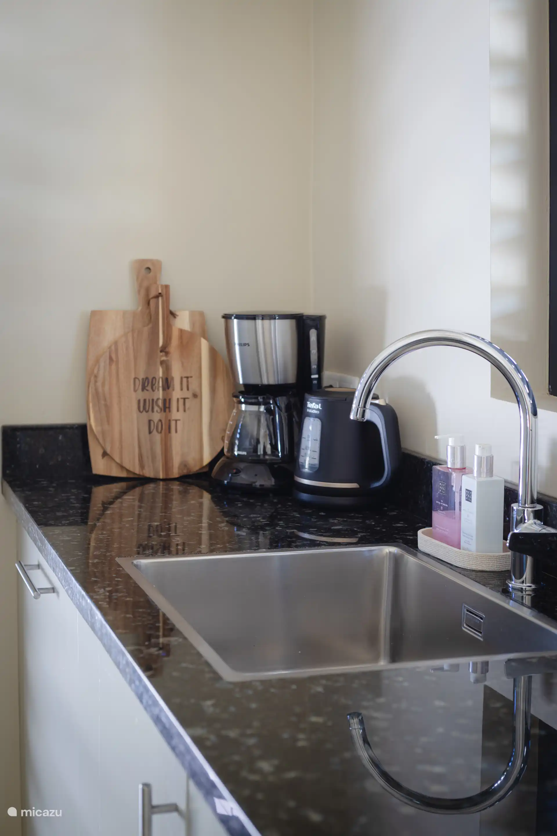 La cuisine possède un plan de travail en pierre naturelle.