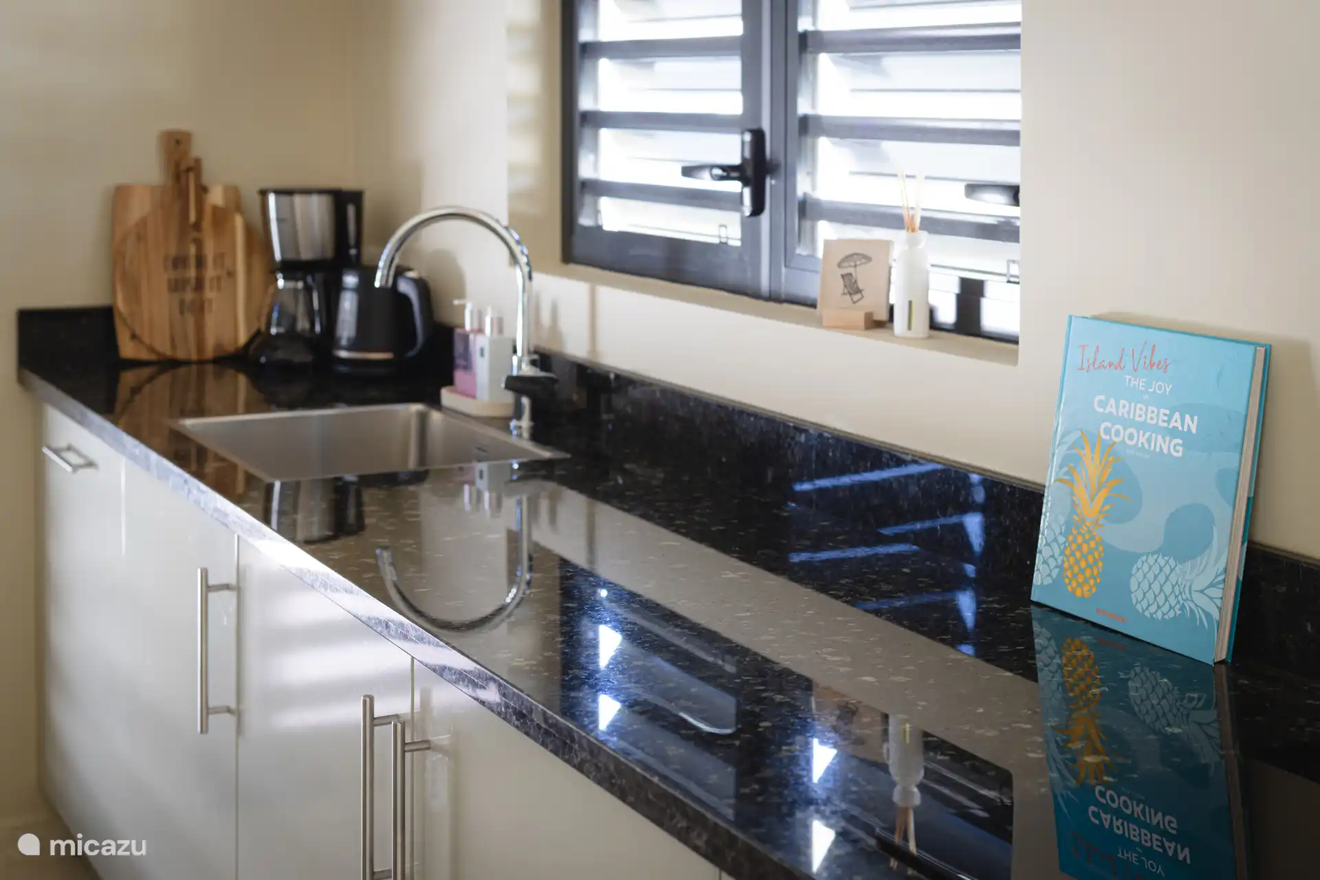 Ruim aanrecht met veel licht in de keuken.