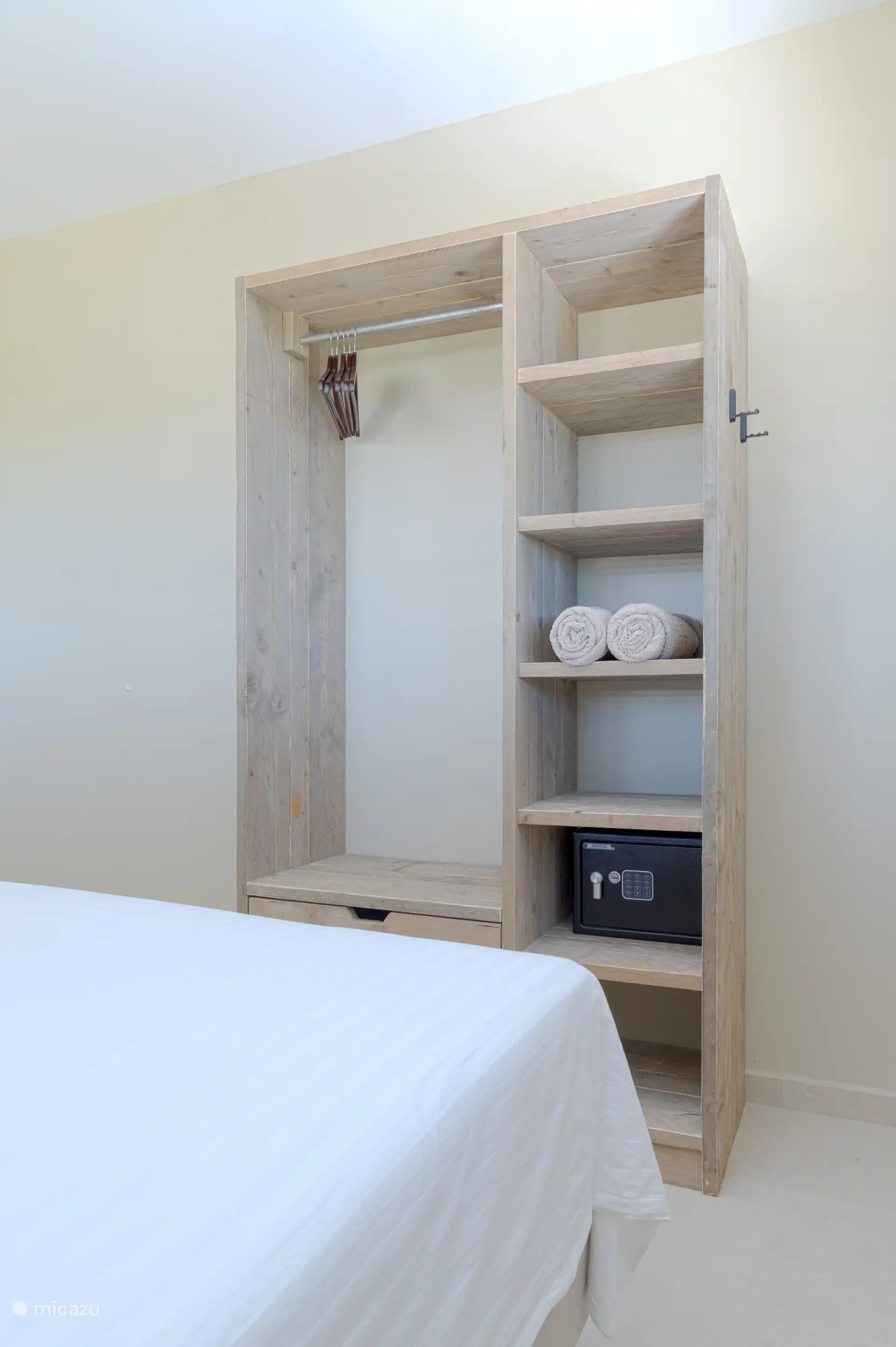 Open kasten met twee grote brede lades. 