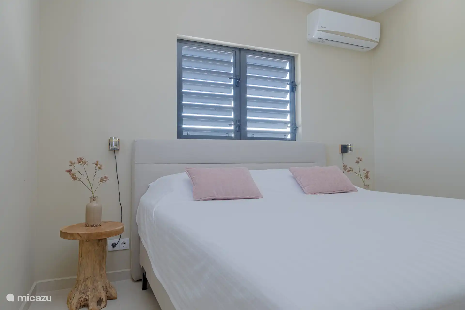 Ruime slaapkamer met stille airco.