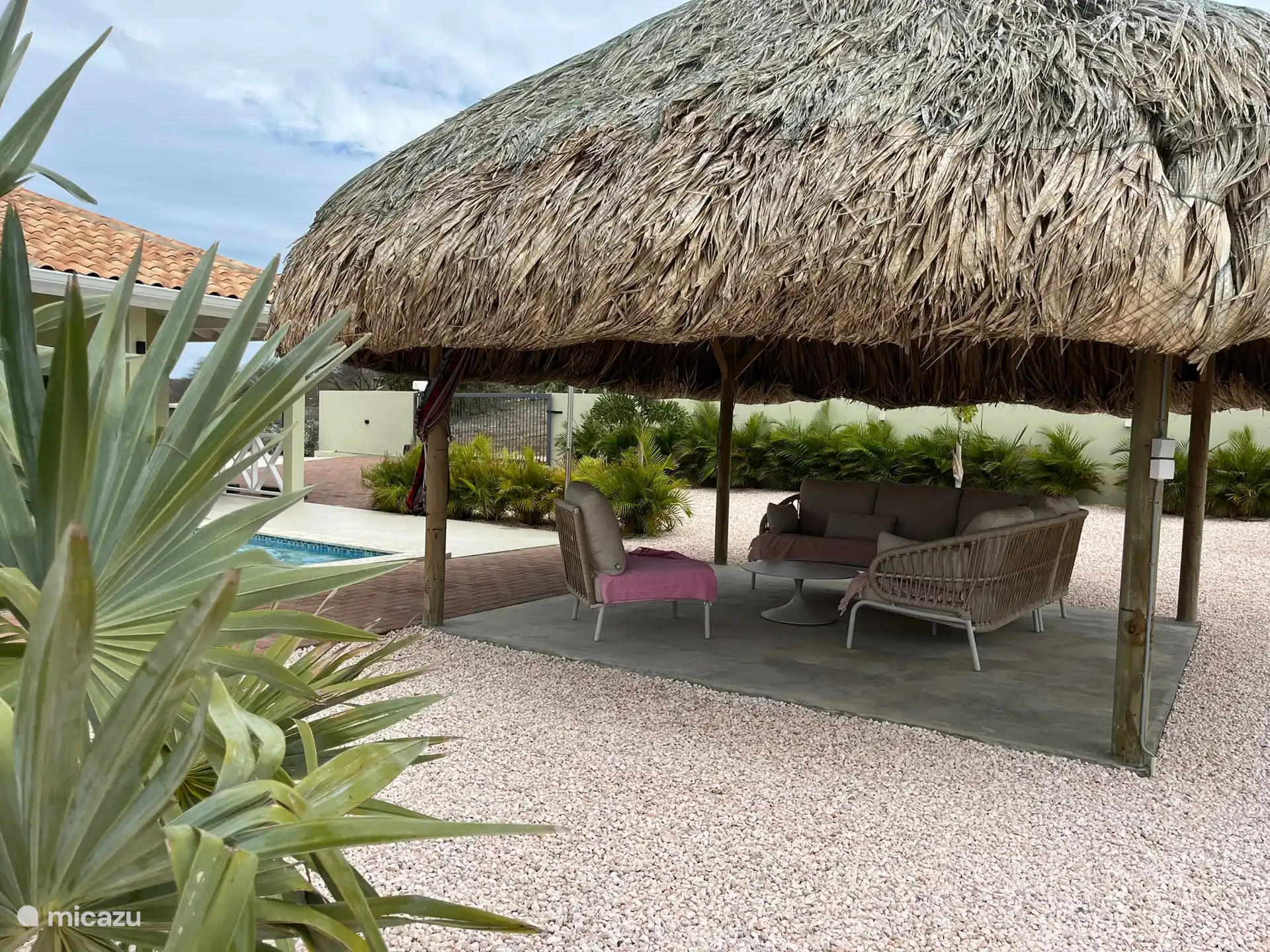 Prachtige palapa met luxe loungeset