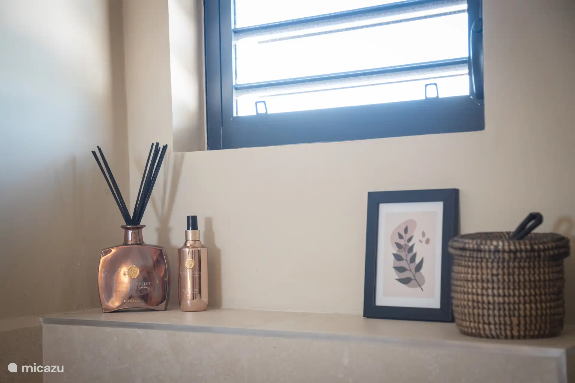 sfeervolle accessoires in de badkamer.