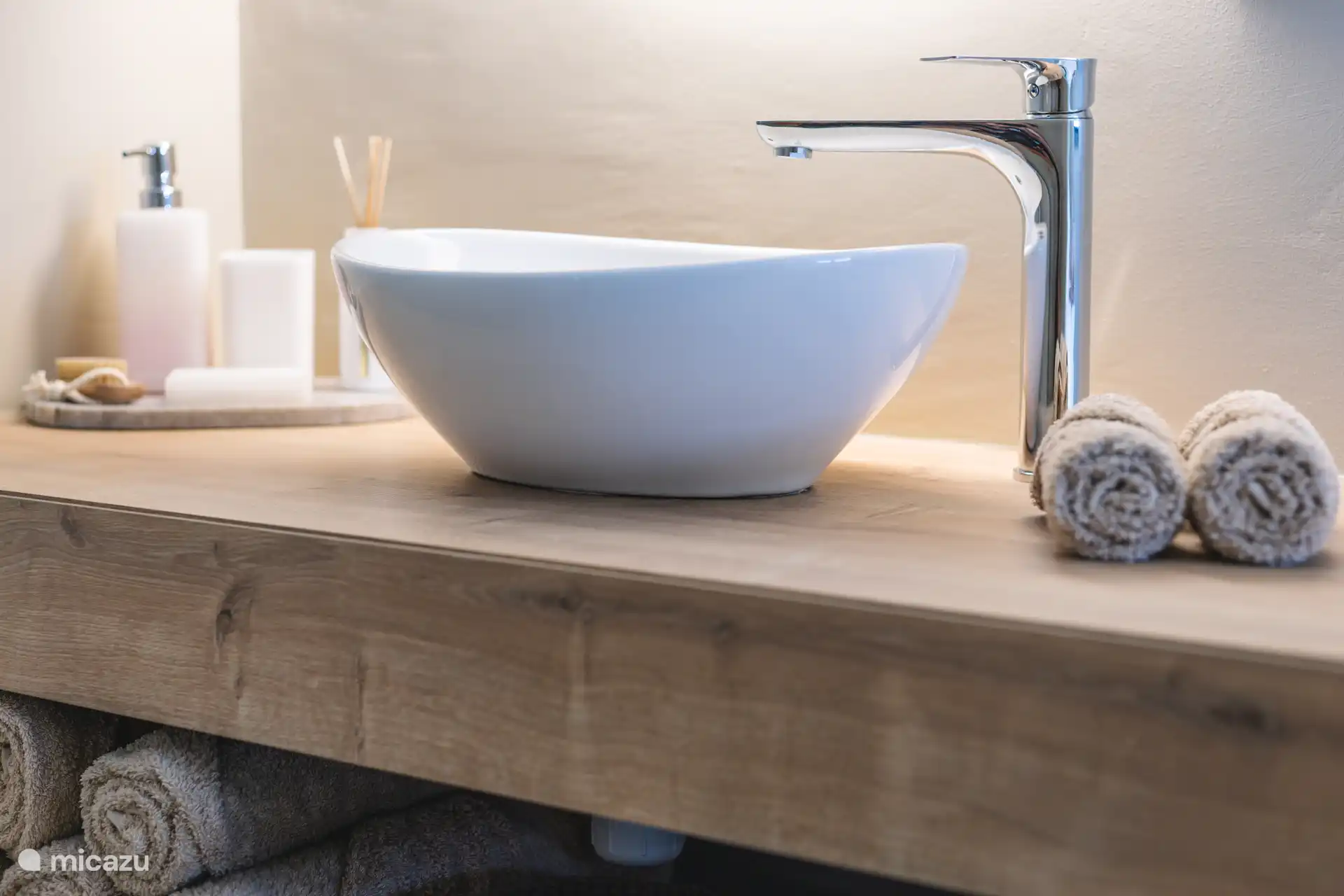 Ruim wandmeubel met grote waskom.