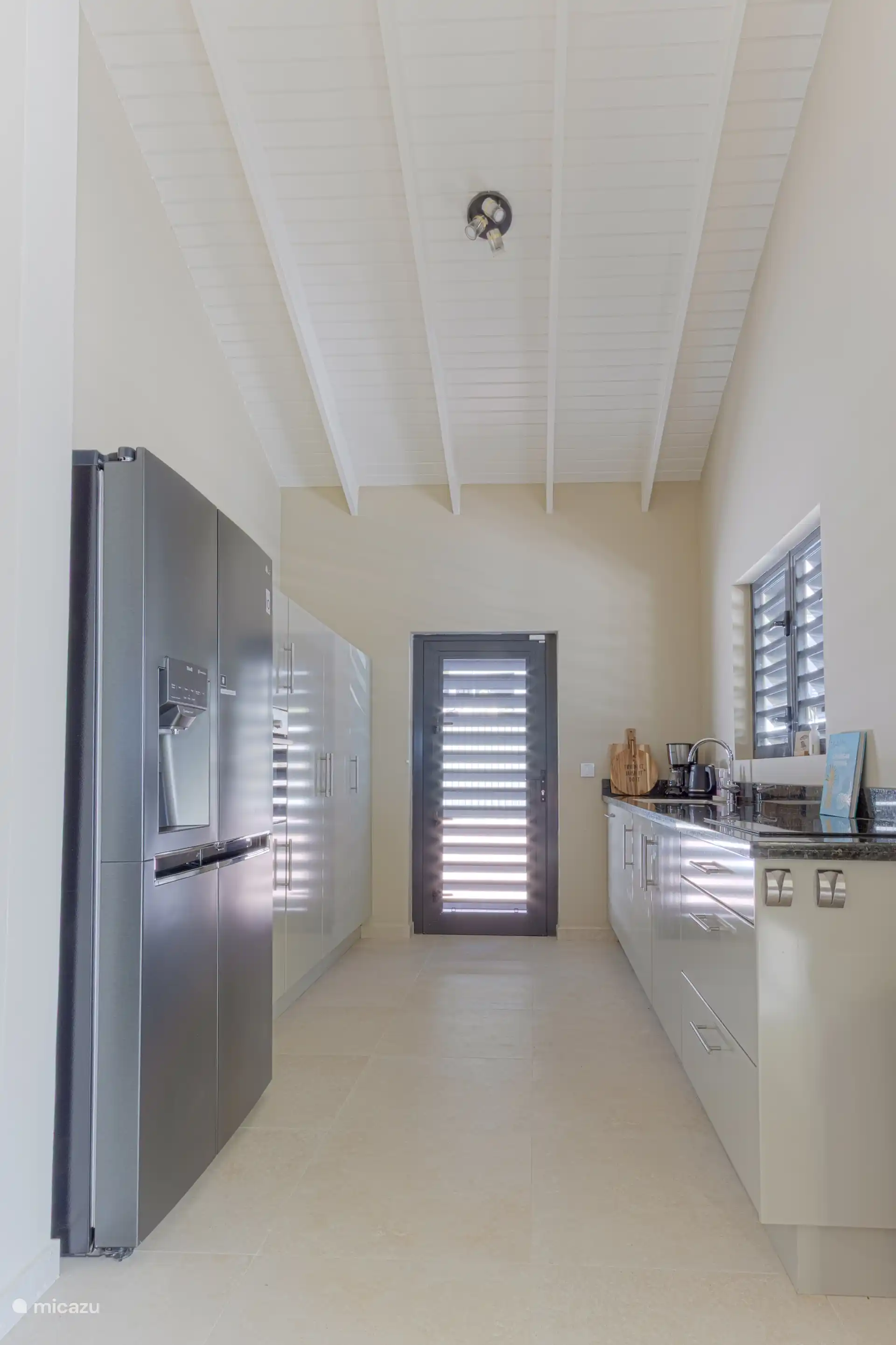 Ruime keuken met veel kast ruimte en luxe apparatuur.