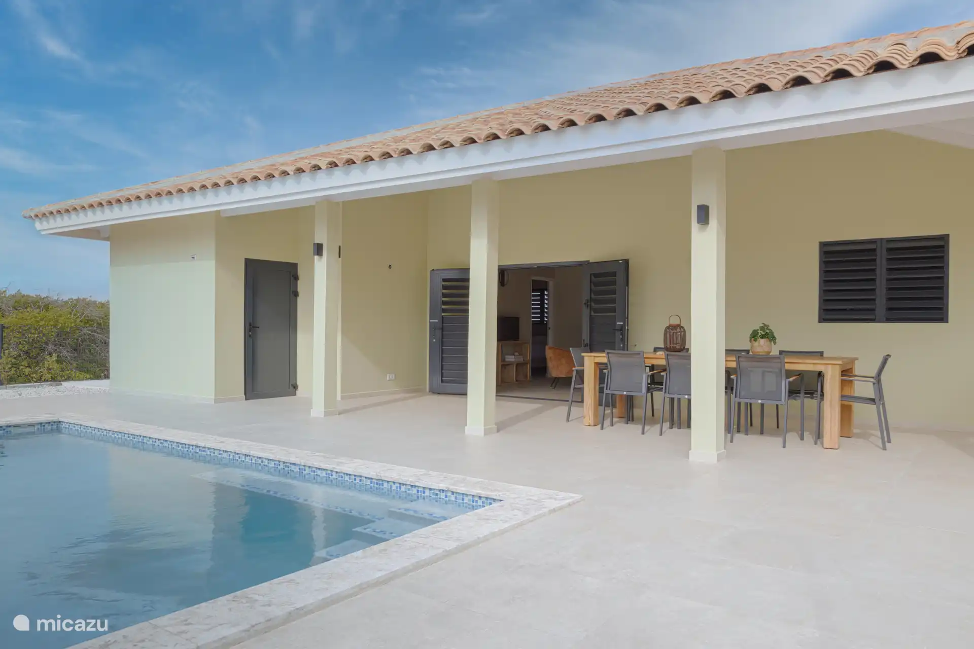 Grote Porch met aansluitend het pooldeck zeer ruim.