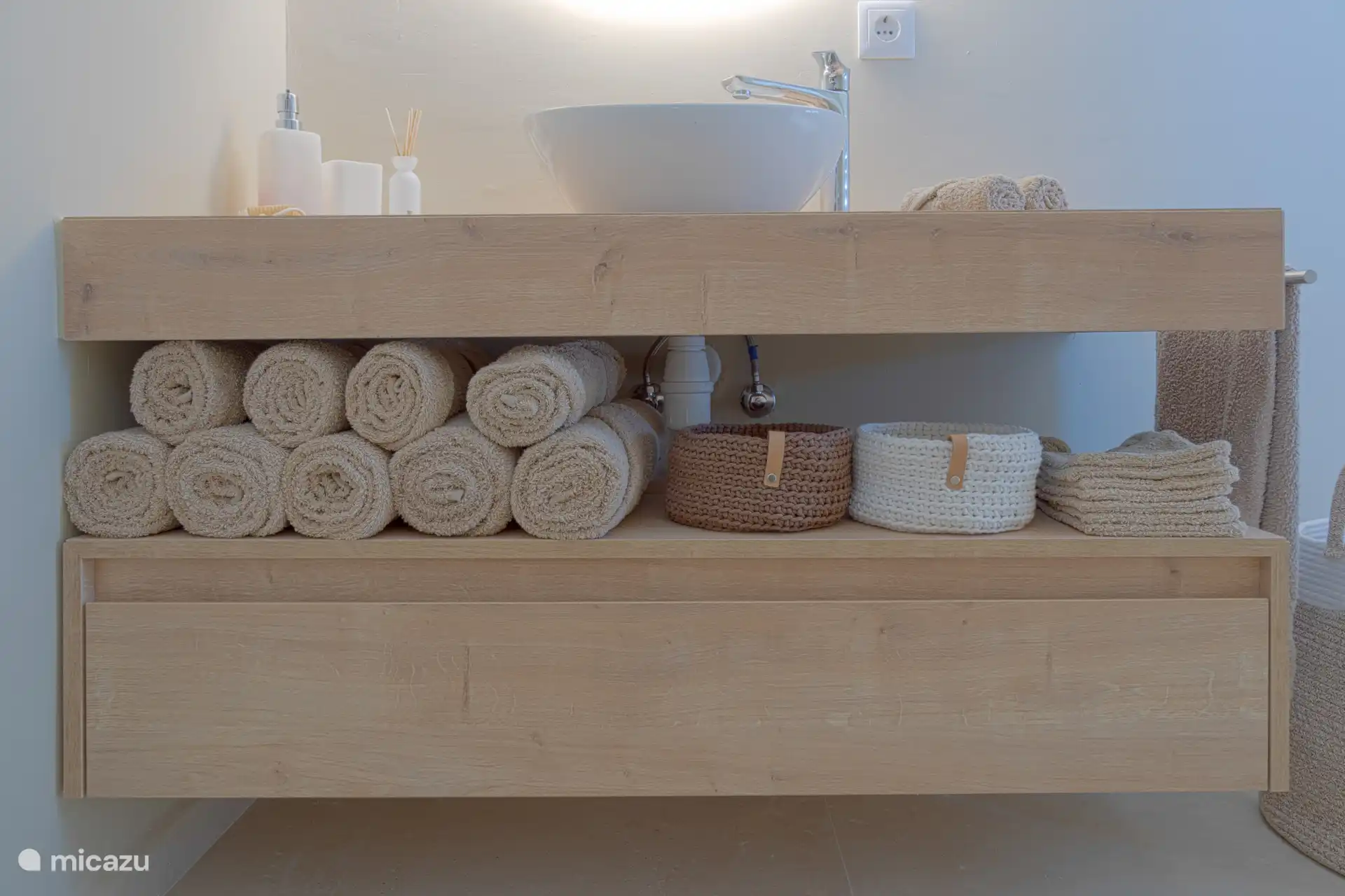 Luxe ingericht wandmeubel in de badkamer.