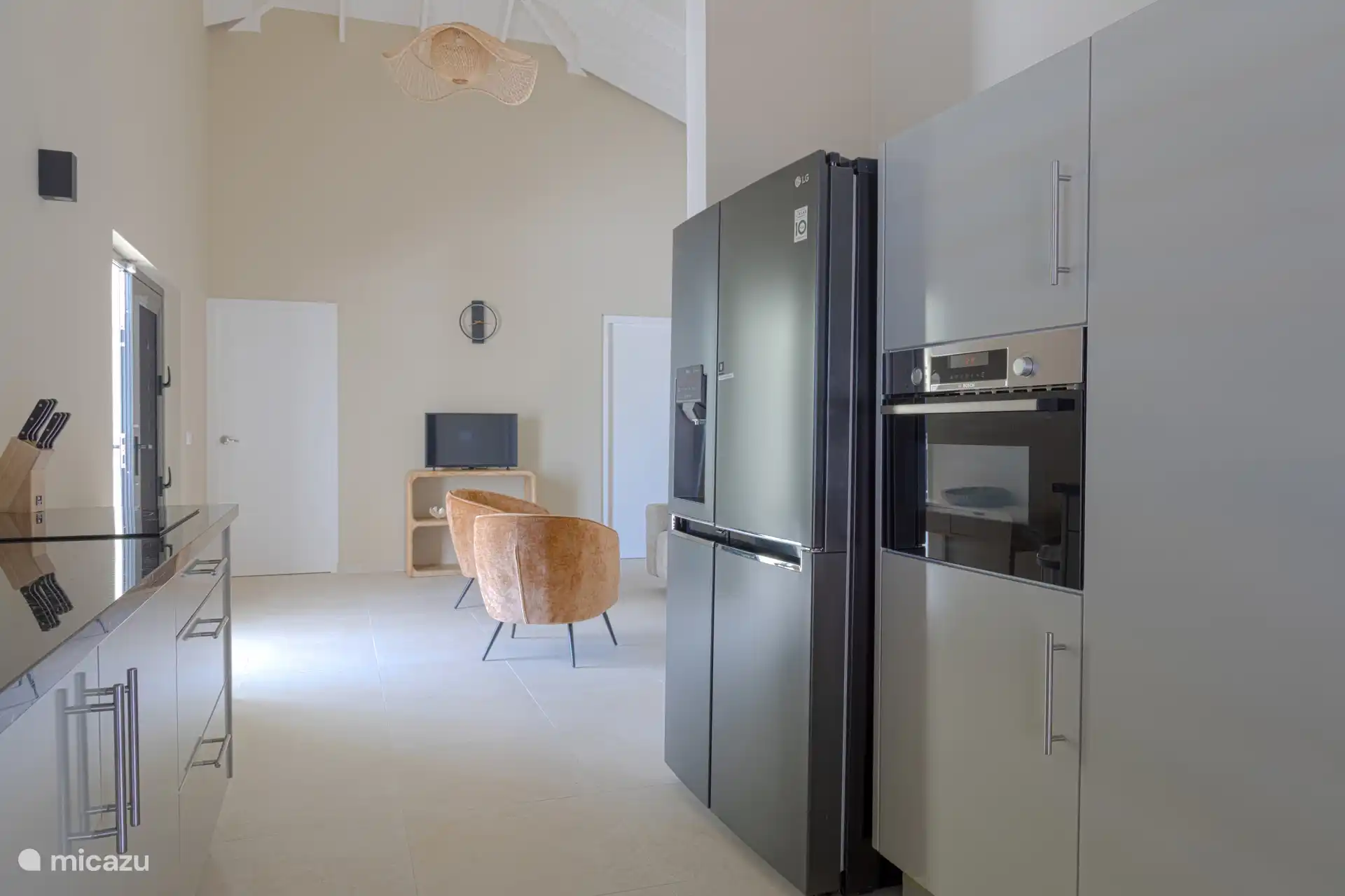 Vanuit de keuken zie je de mooie ruime living.