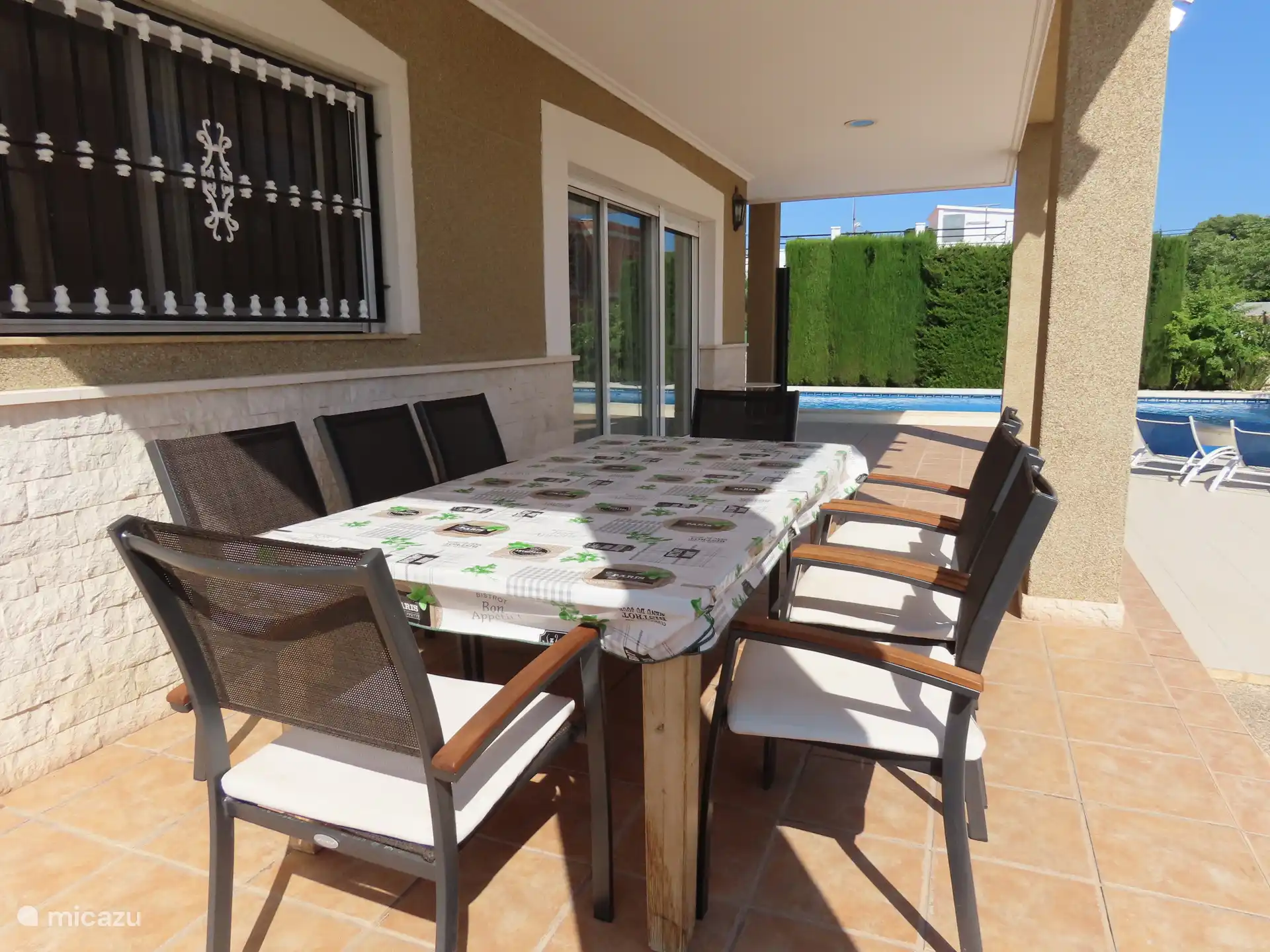 Terrasse couverte avec salle à manger pour 8 personnes