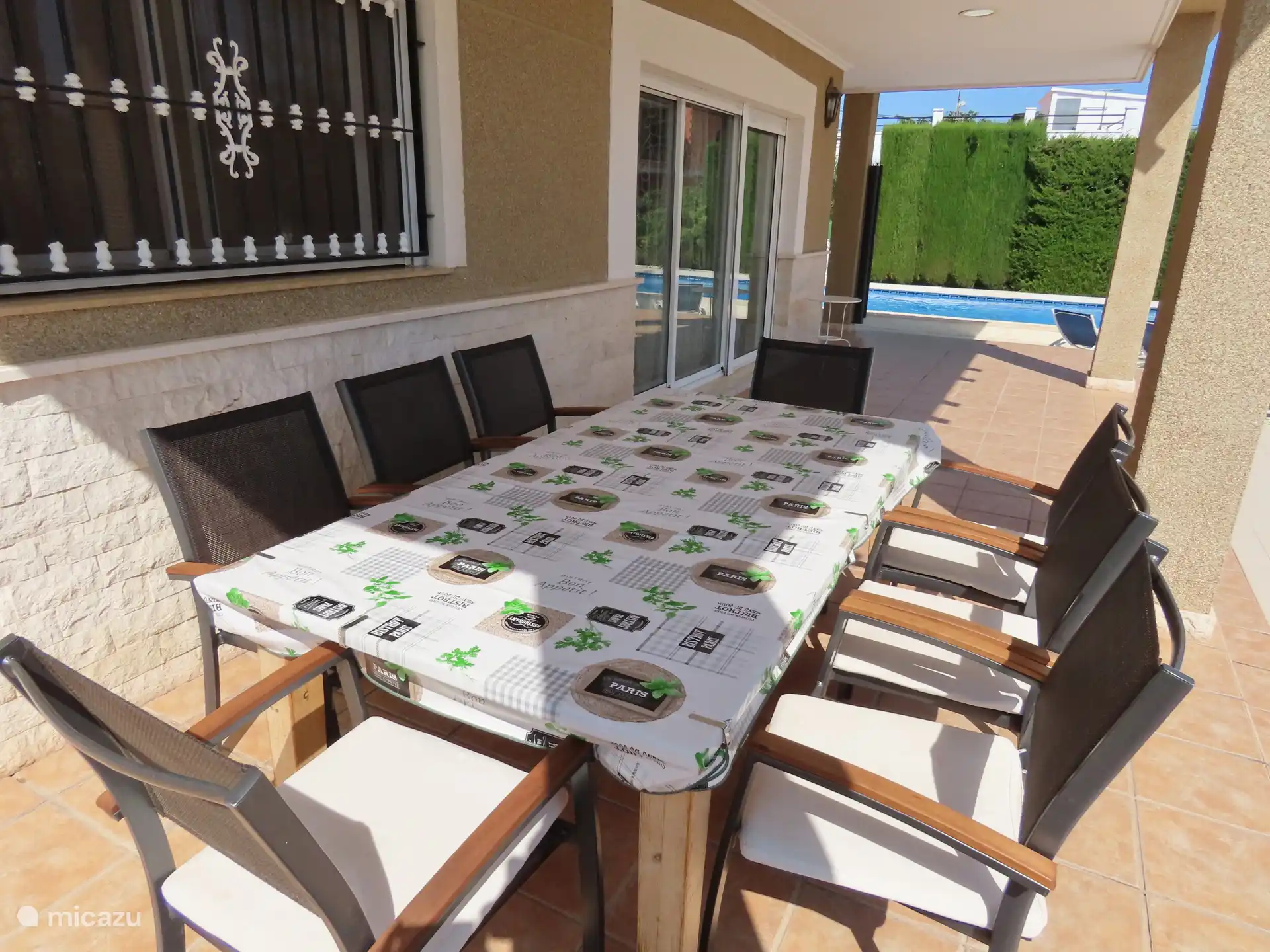 Salle à manger sous la véranda couverte