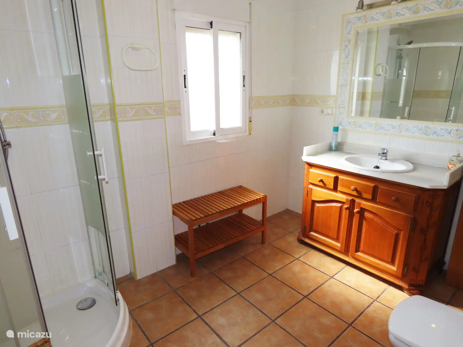 Salle de bain avec douche, lavabo et toilettes
