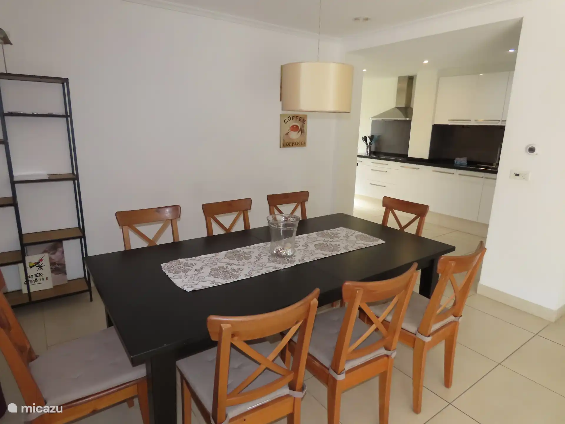 Salon-salle à manger avec cuisine semi-ouverte