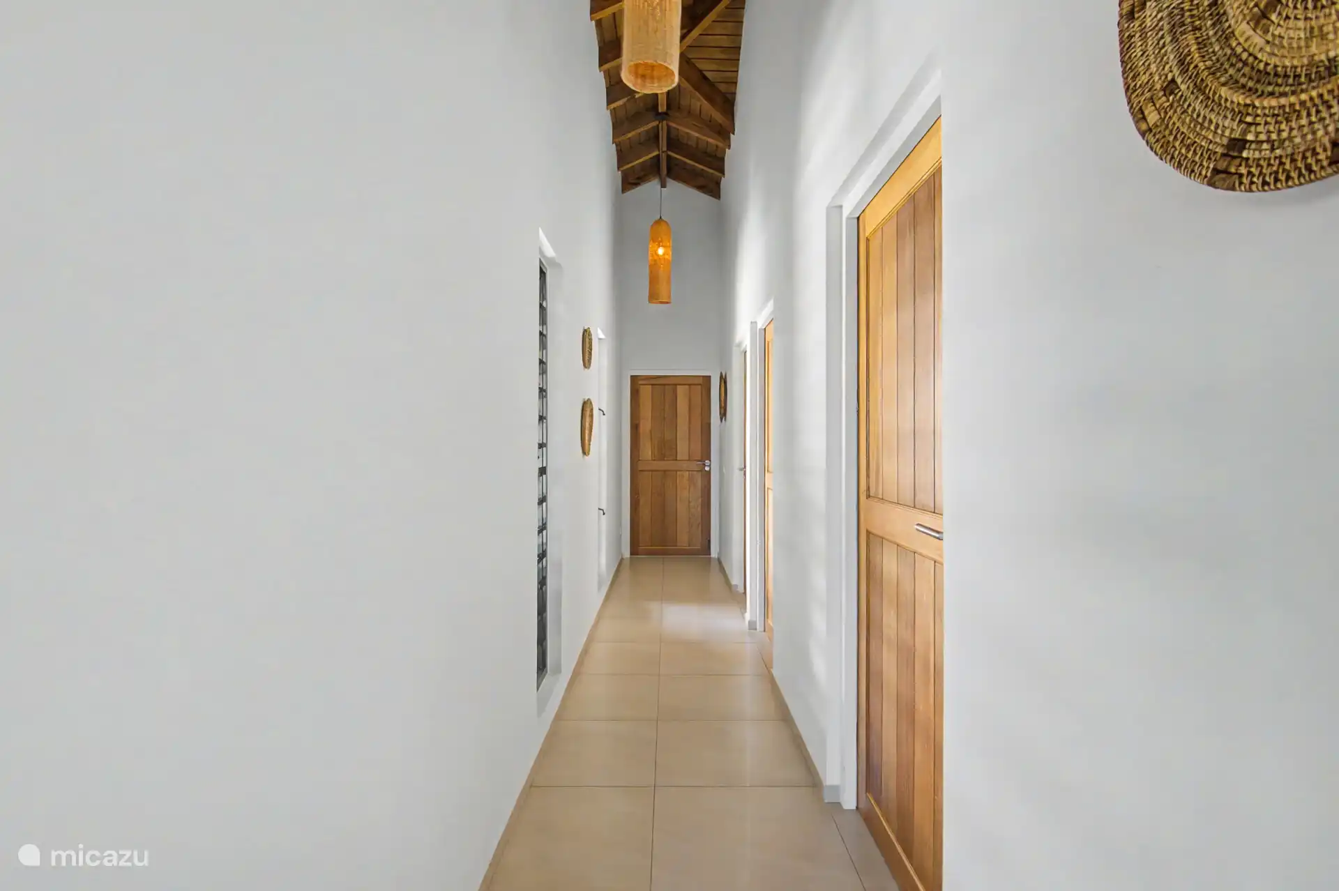 Couloir avec accès aux chambres.