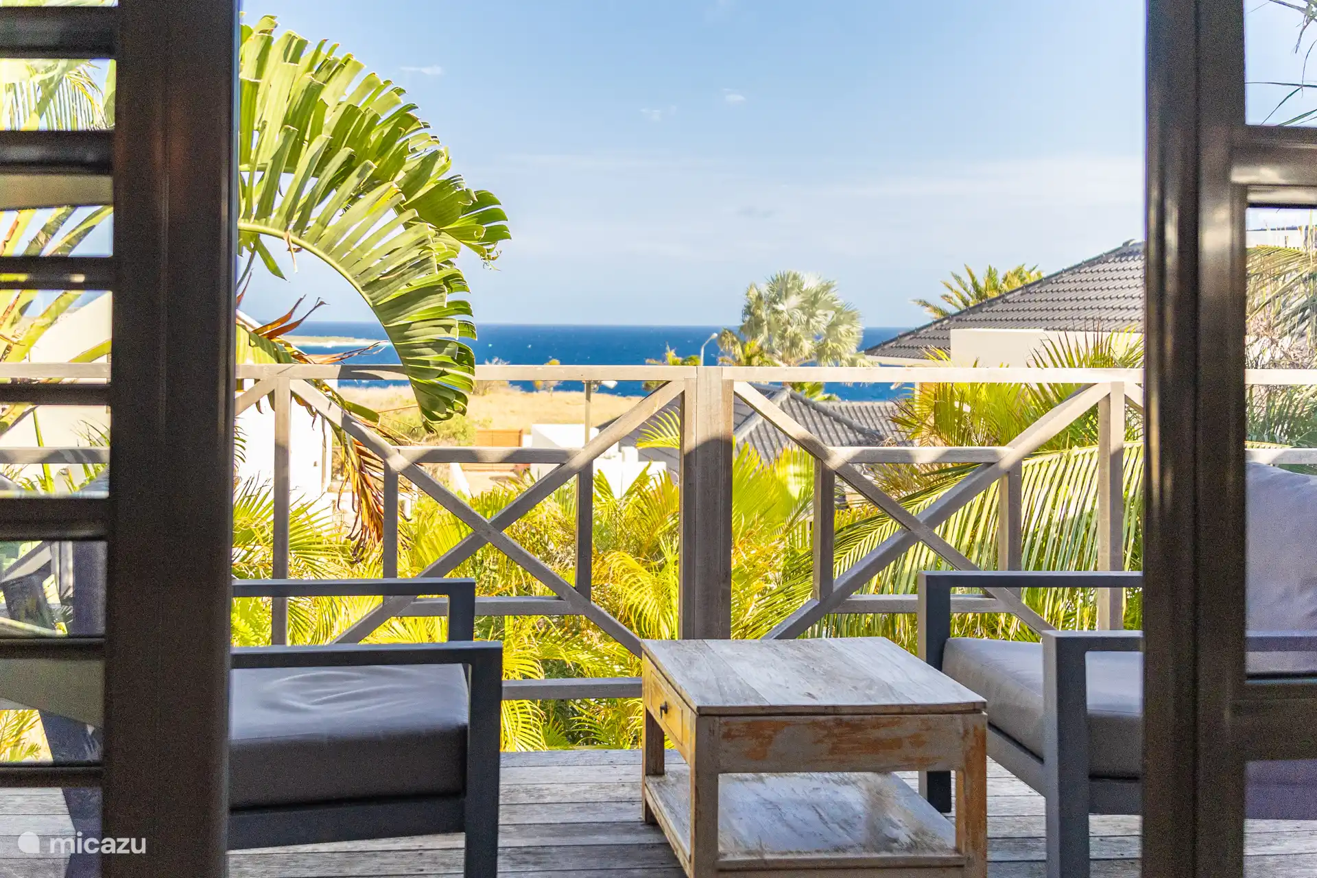 Balcon avec vue sur la mer.