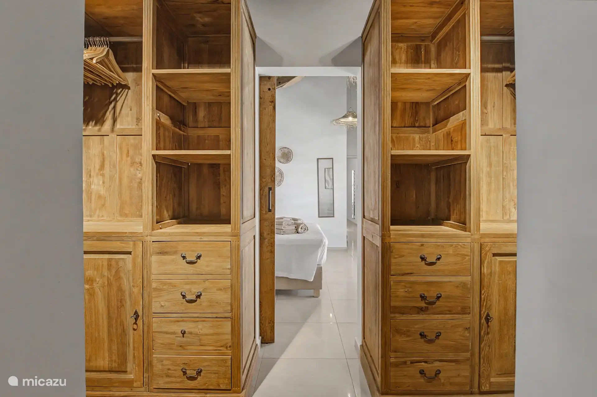 Armoire de la chambre principale.