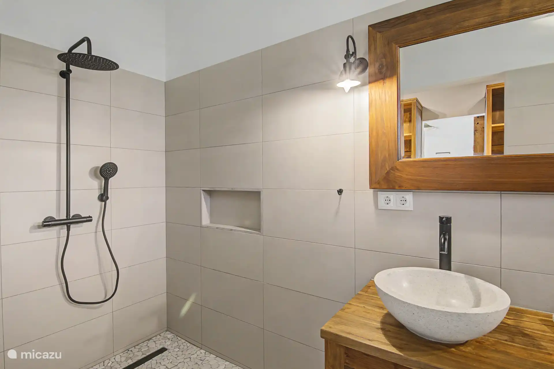 Salle de bain attenante, chambre principale.