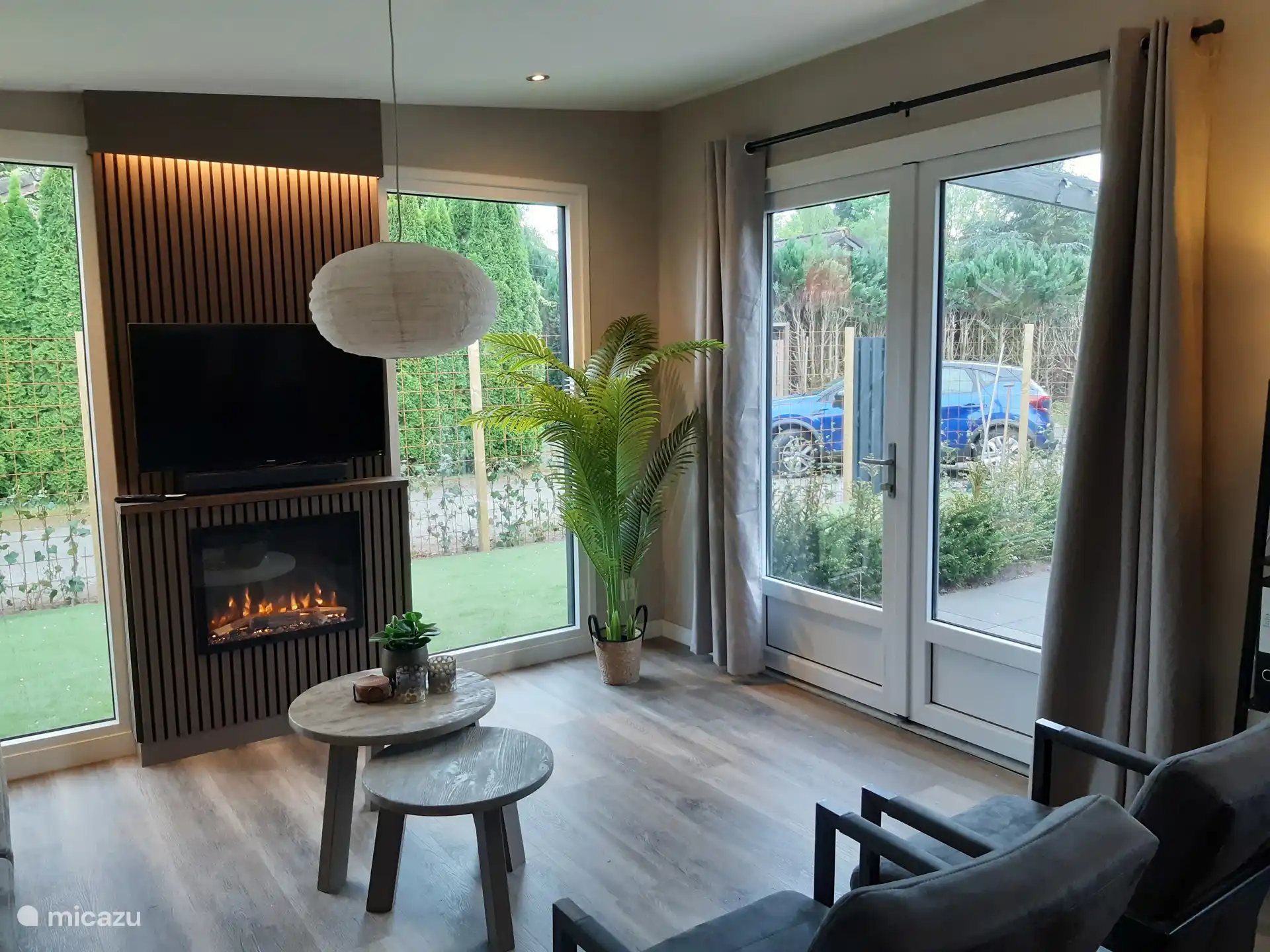 Ruimte woonkamer met veel licht, openslaande deur naar het terras, gezellige sfeerhaard (geeft geen warmte, kan dus ook in de zomer worden gebruikt). 