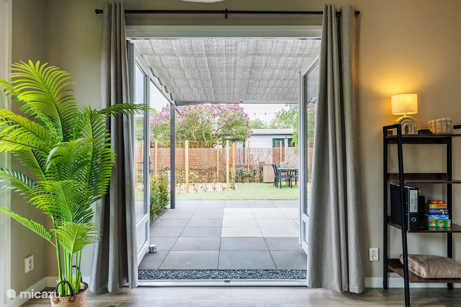 Puertas francesas a la gran terraza. La terraza completa tiene tela de sombra ideal en verano.