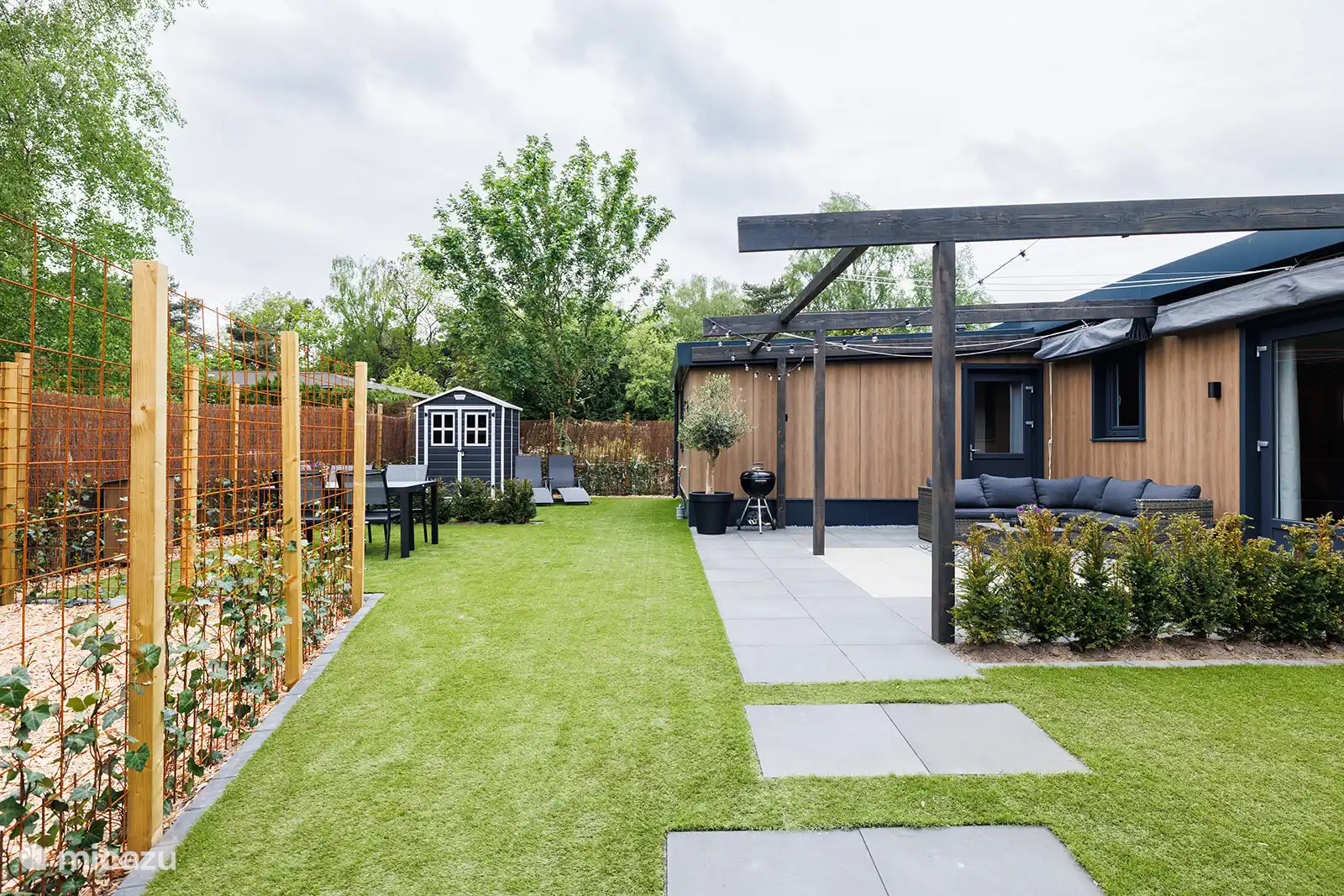 U heeft een eigen parkeerplaats naast het huisje. In de tuin staan er heerlijke ligbedden, een loungeset, BBQ en tuinset voor u klaar.