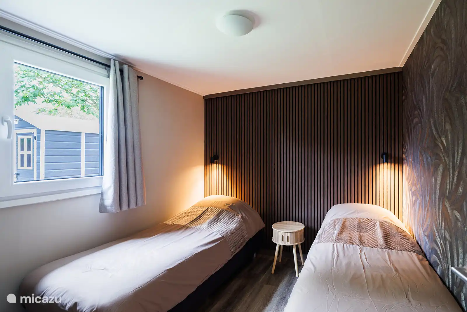 2e slaapkamer met 1-persoonsbedden die uit elkaar of tegen elkaar aan geschoven kunnen worden. Ook hier zijn er leeslampjes aanwezig. 