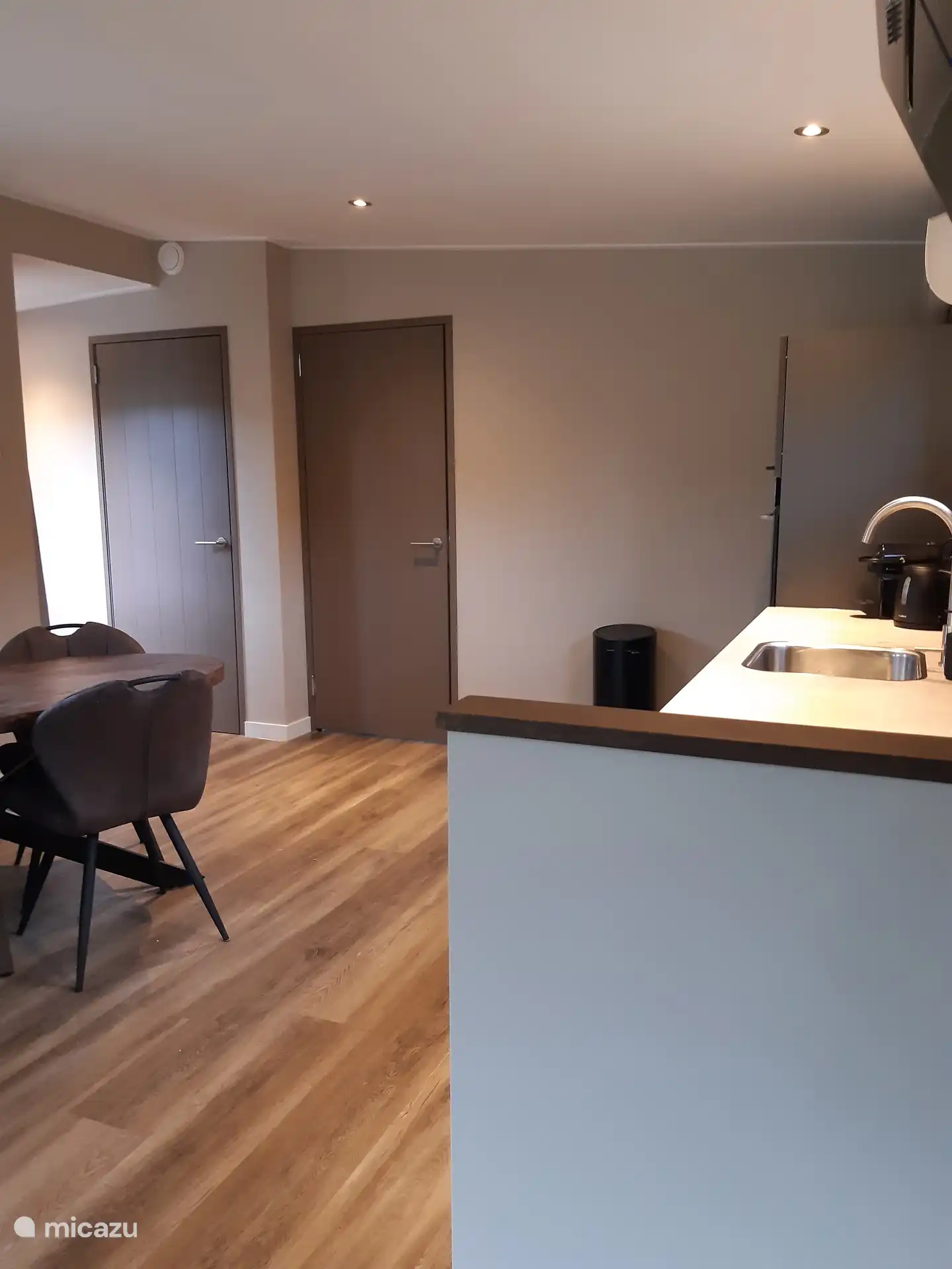 Het vakantiehuis is ingericht met warme kleuren wat een sfeervolle uitstraling geeft.