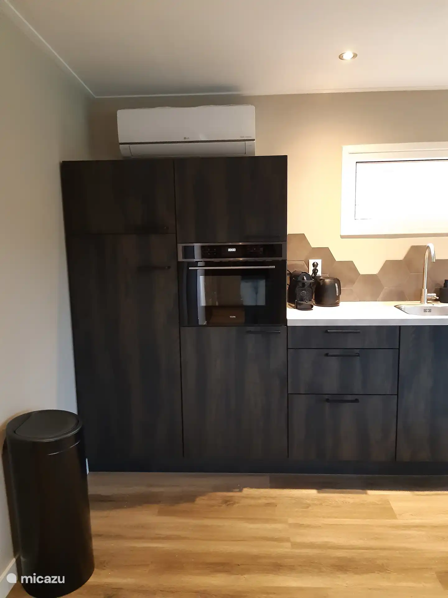 Airco die gericht is op de slaapkamers zodat je daar ook verkoeling hebt. 