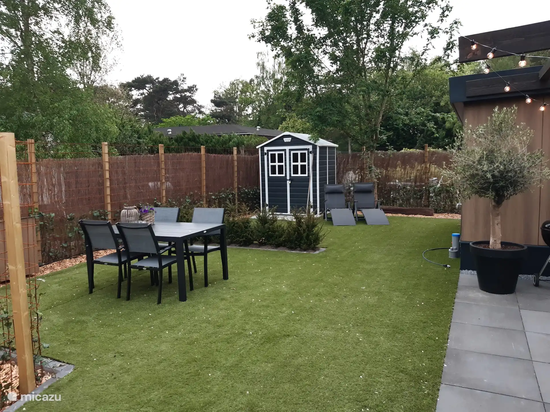 De tuin is verder voorzien van berging (waar 2 fietsen in geplaatst kunnen worden), ligbedden en tuinset. 