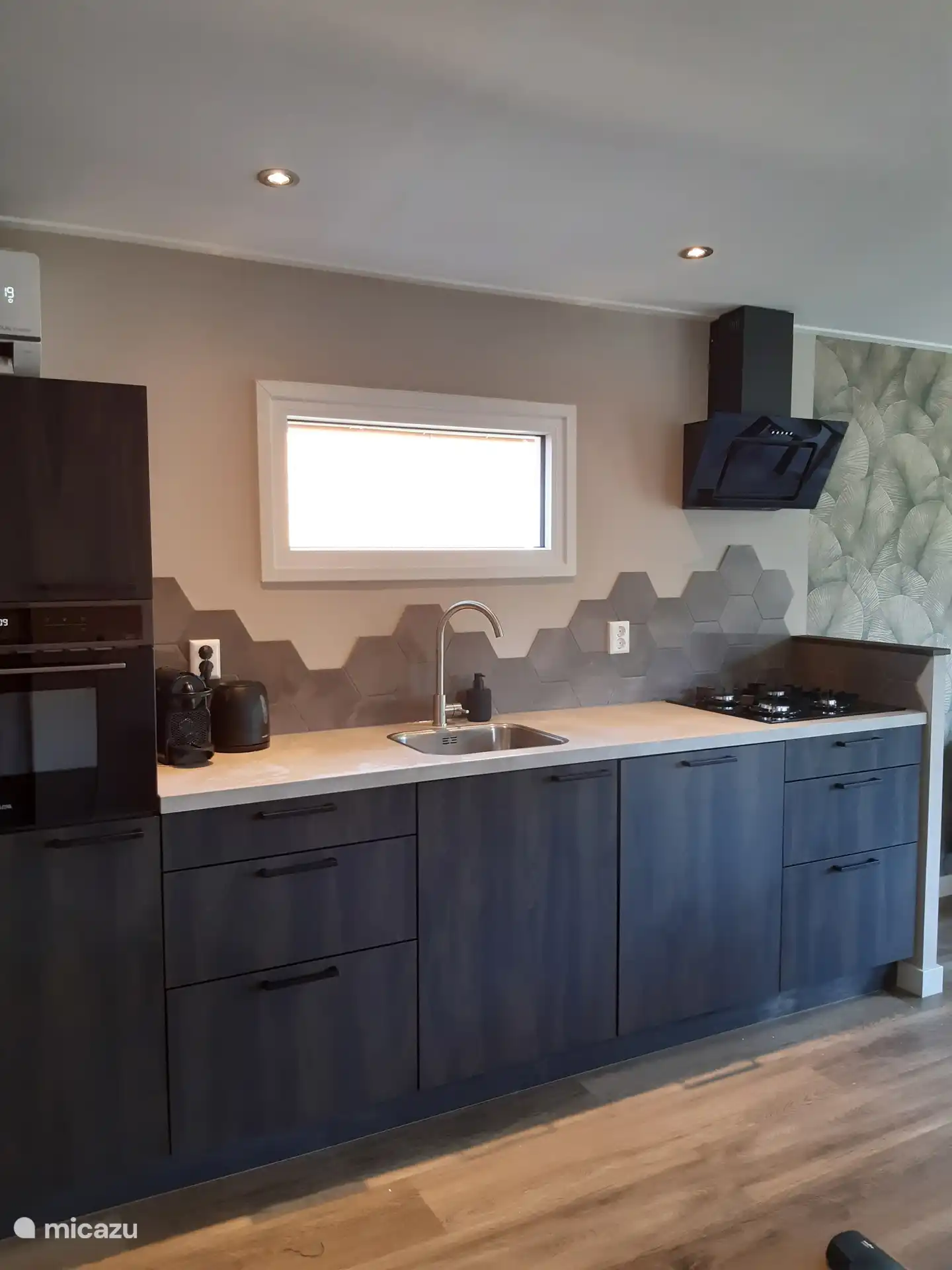 Luxe keuken met koel/vriescombinatie, combimagnetron, vaatwasser, gasfornuis en afzuigkap